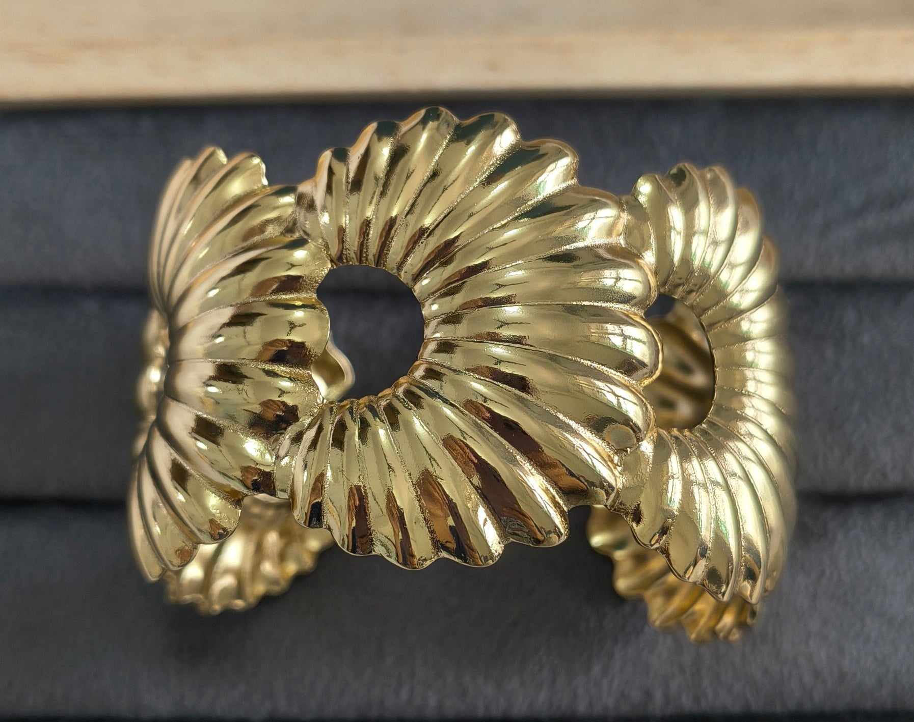 Antitarnish Bold Shell Design Cuff Bracelet 18K Gold Plated