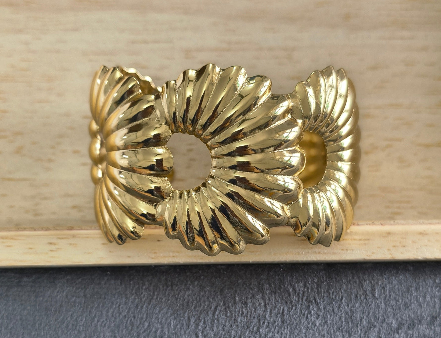 Antitarnish Bold Shell Design Cuff Bracelet 18K Gold Plated