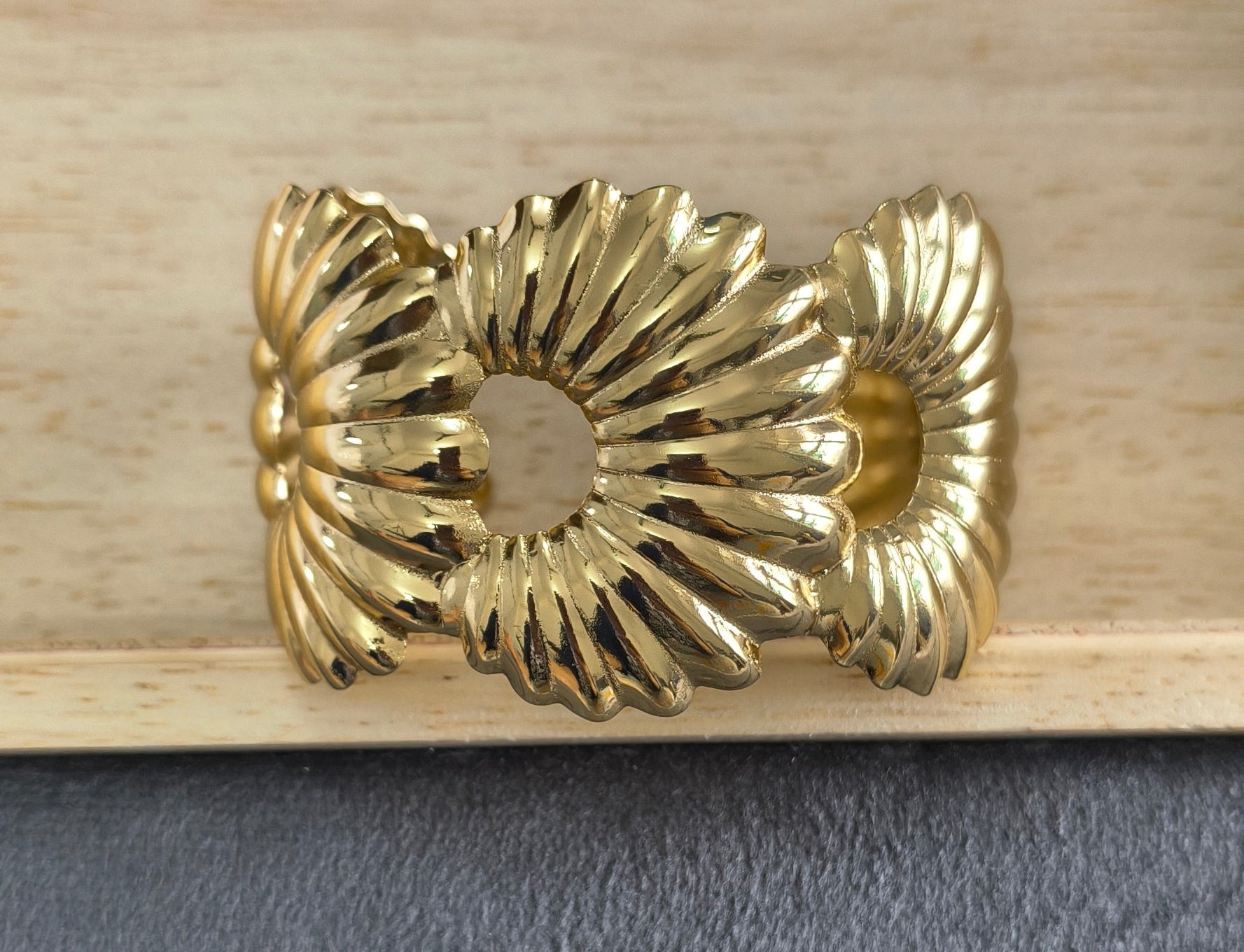 Antitarnish Bold Shell Design Cuff Bracelet 18K Gold Plated