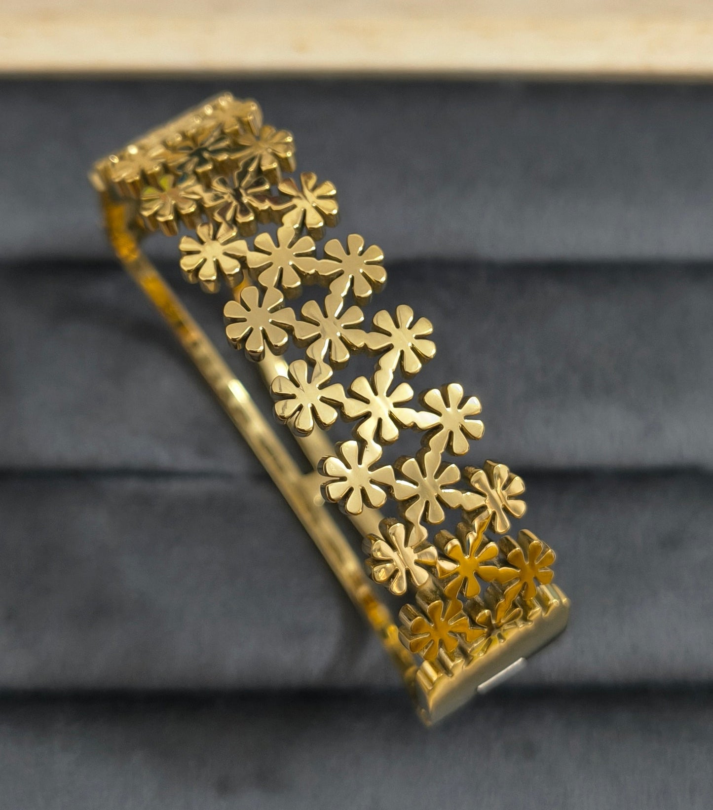 Antitarnish Daisy Floral Bunch Bracelet 18K Gold Plated