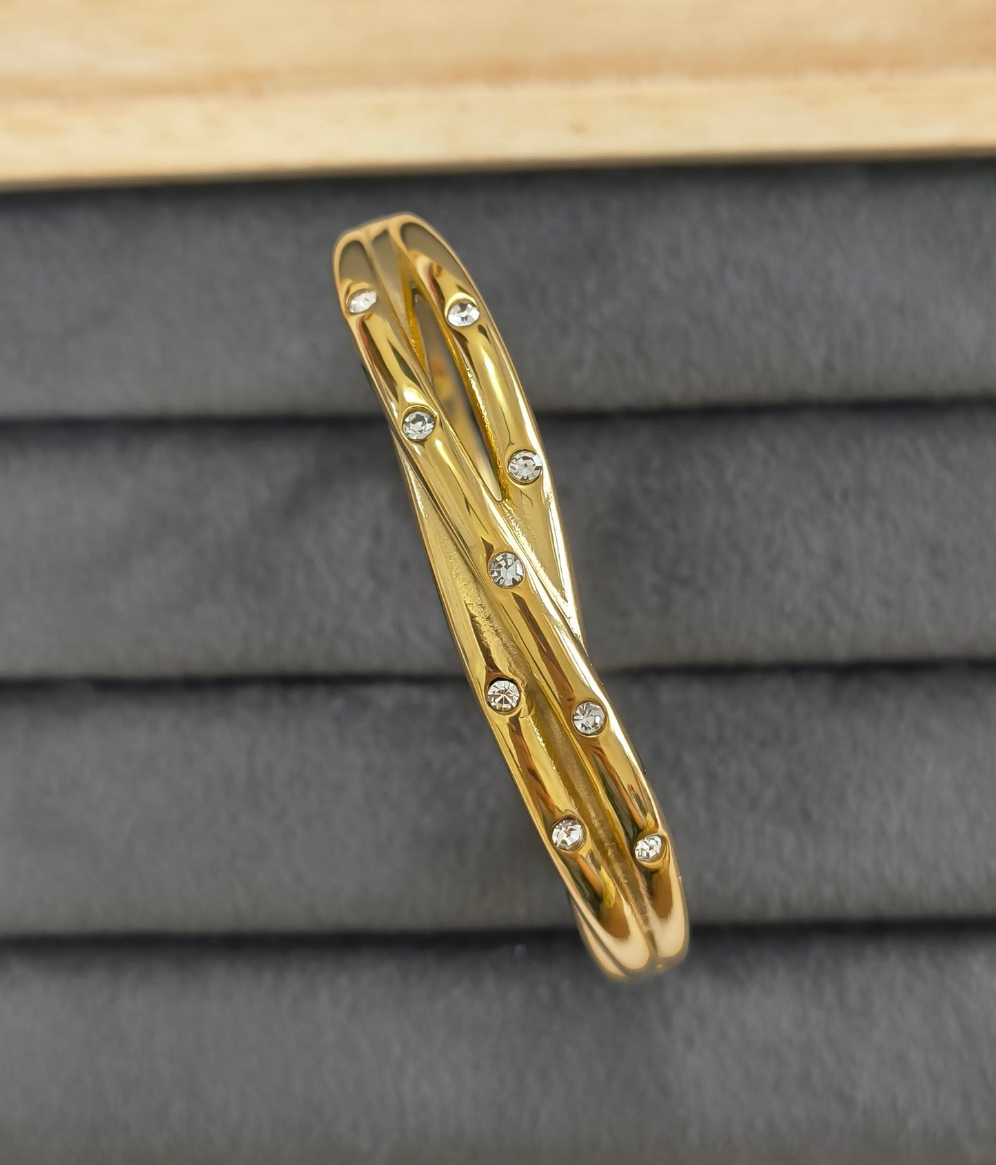 Antitarnish Dazzling Crisscross Bracelet 18K Gold Plated