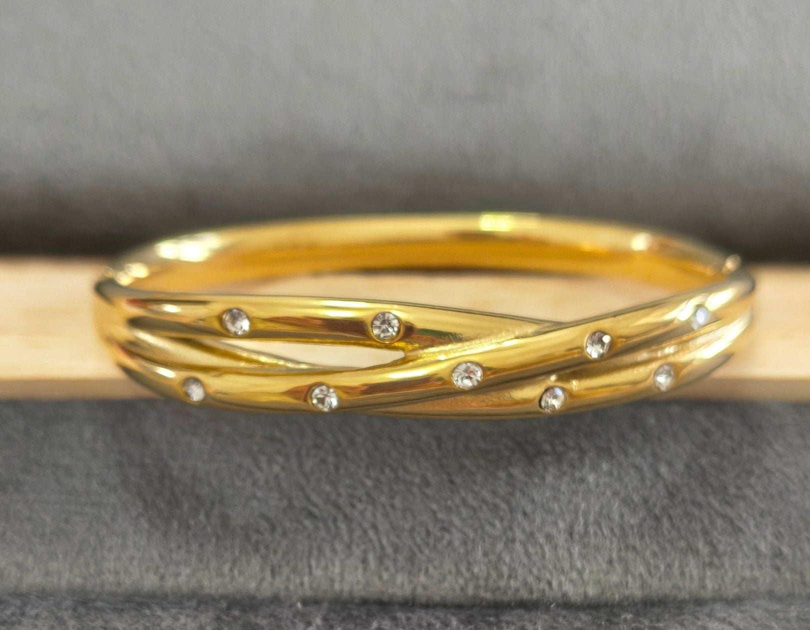 Antitarnish Dazzling Crisscross Bracelet 18K Gold Plated