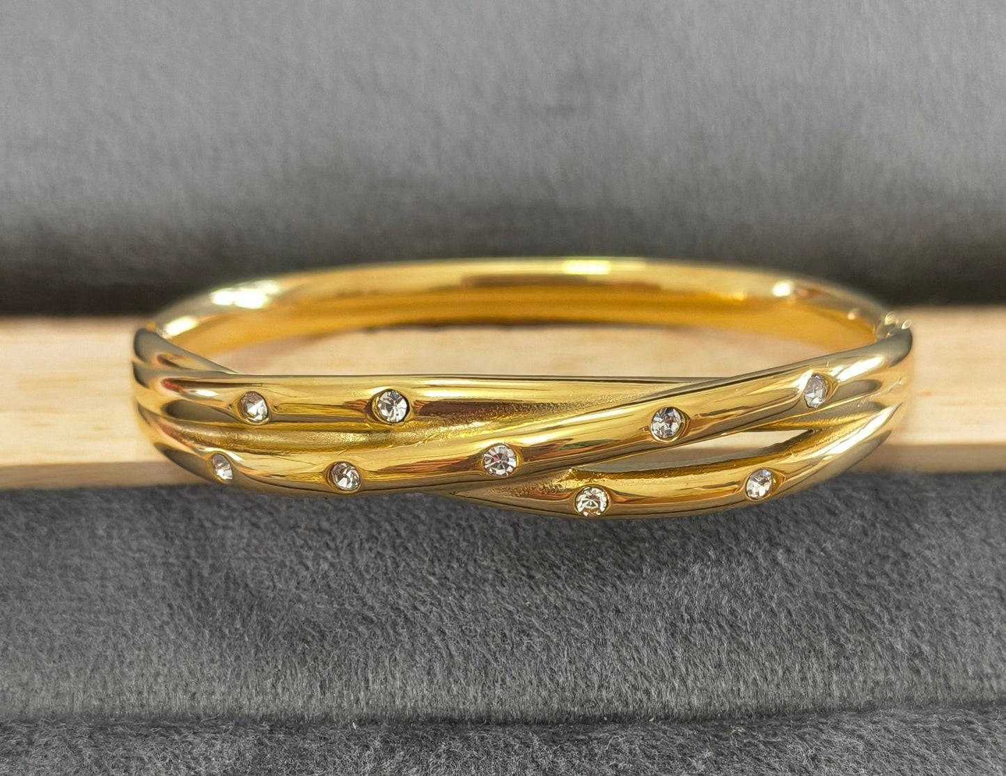 Antitarnish Dazzling Crisscross Bracelet 18K Gold Plated