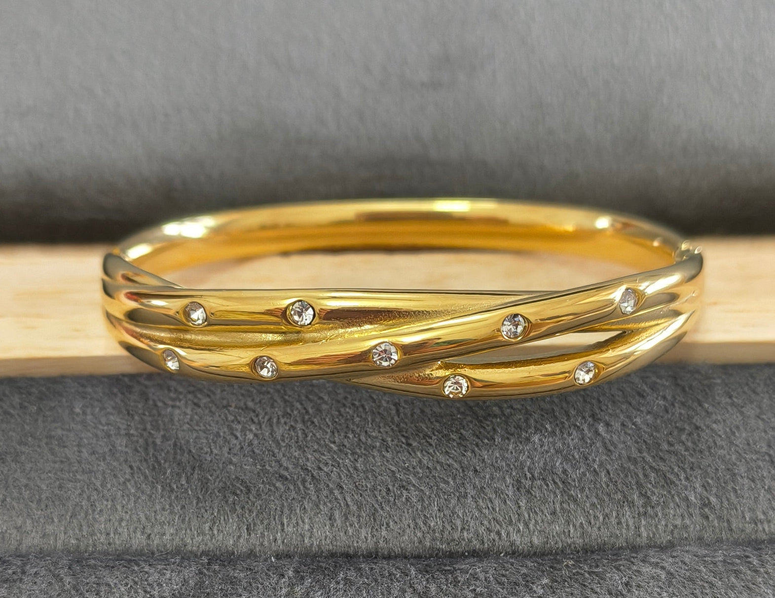 Antitarnish Dazzling Crisscross Bracelet 18K Gold Plated