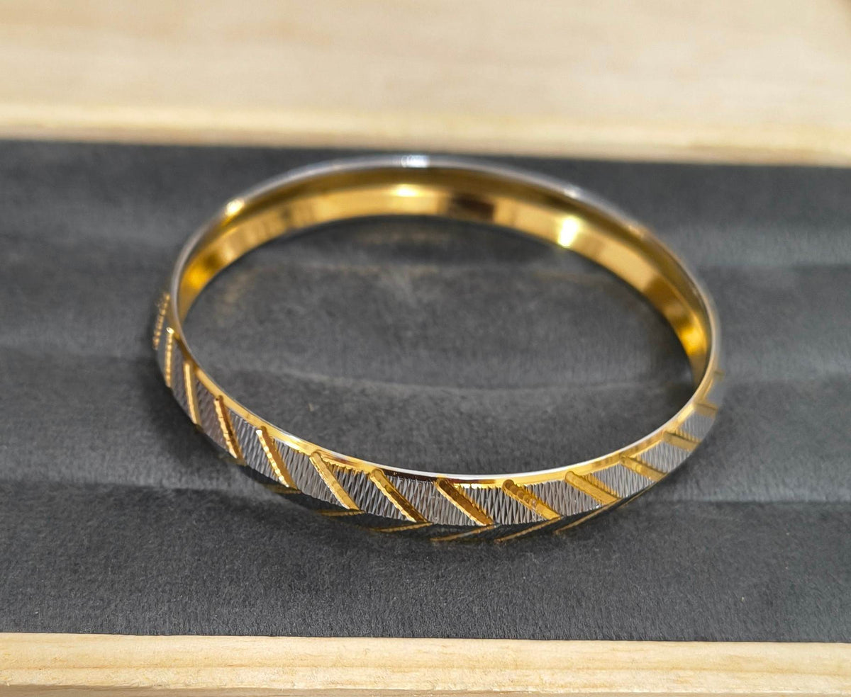 Antitarnish Dual Tone Textured Punjabi Kada Bracelet
