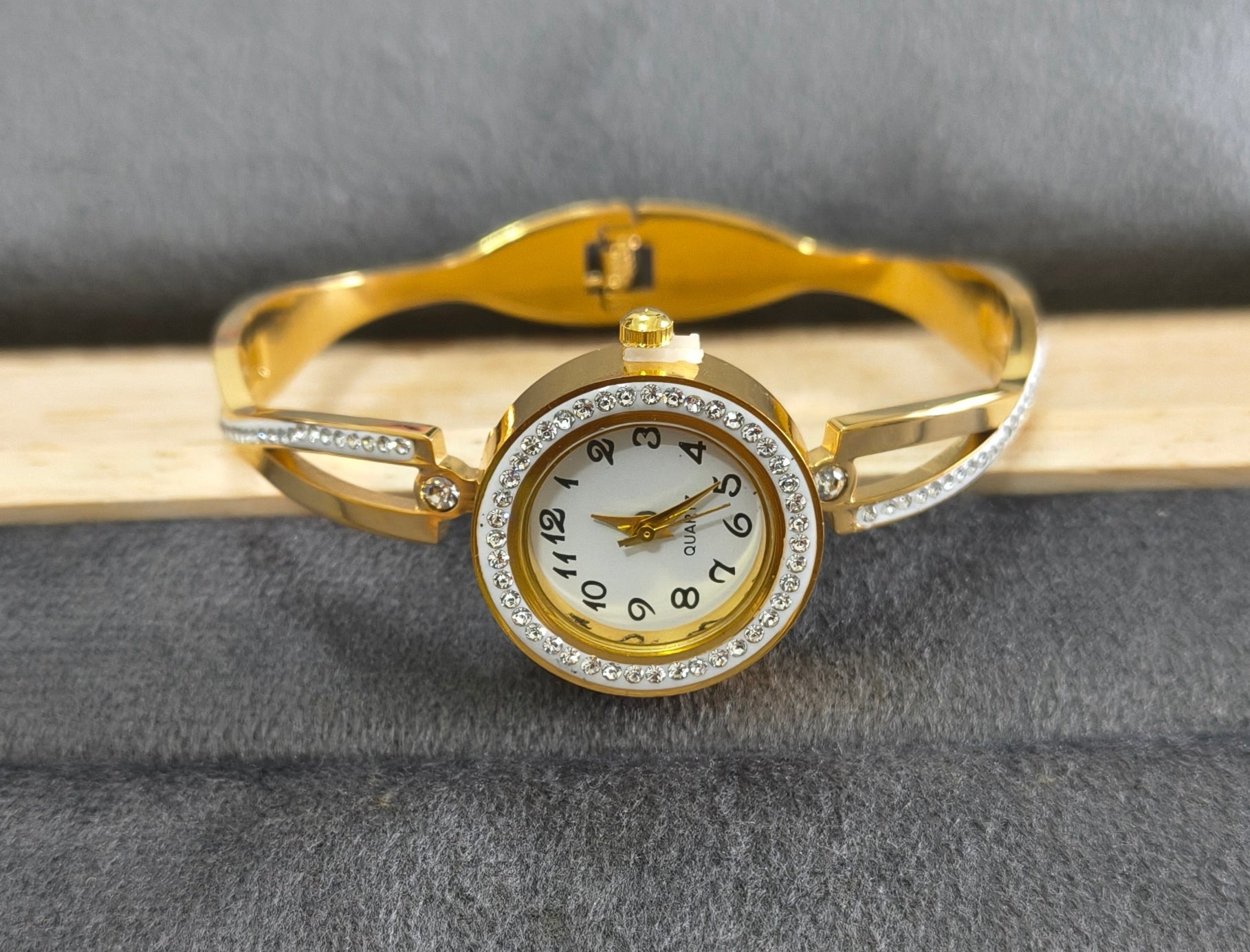 Antitarnish Elegant Bracelet Wrist Watch 18K Gold Plated