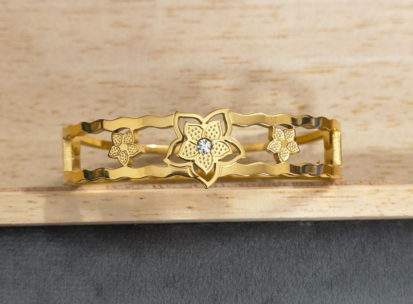 Antitarnish Fancy Floral Bracelet 18K Gold Plated