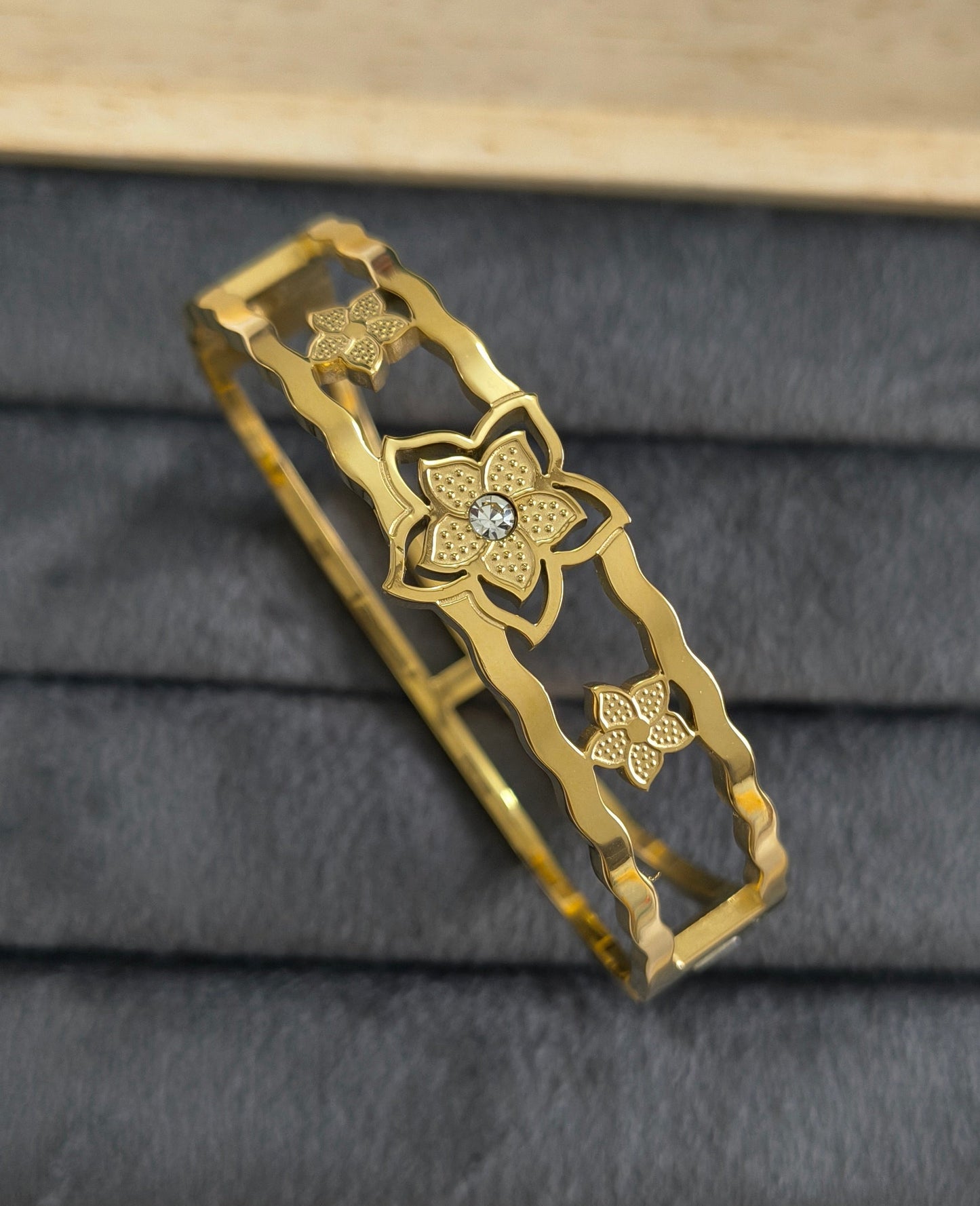 Antitarnish Fancy Floral Bracelet 18K Gold Plated