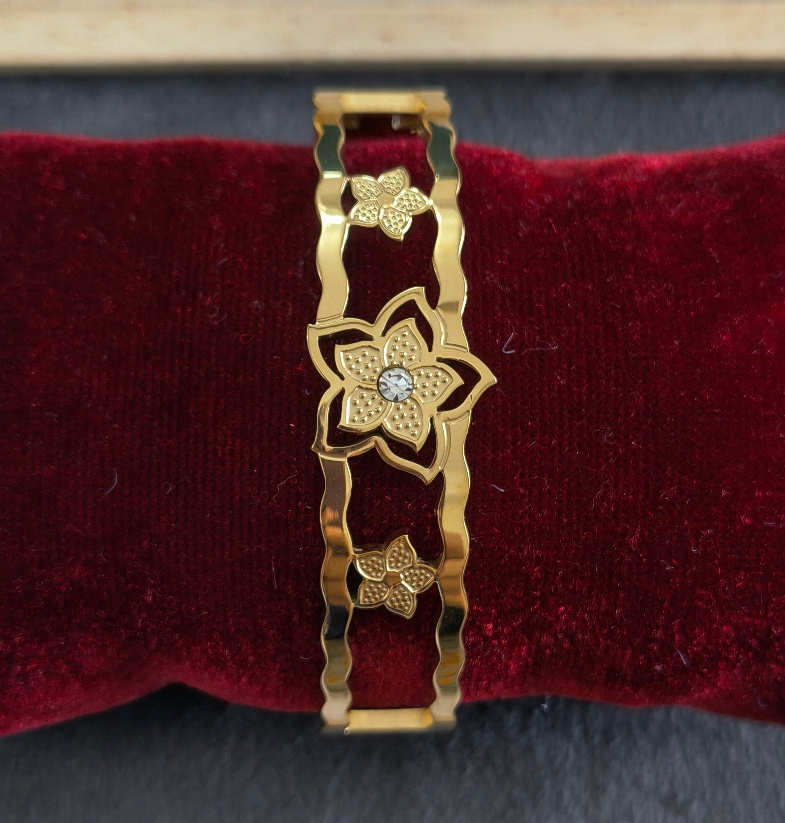 Antitarnish Fancy Floral Bracelet 18K Gold Plated