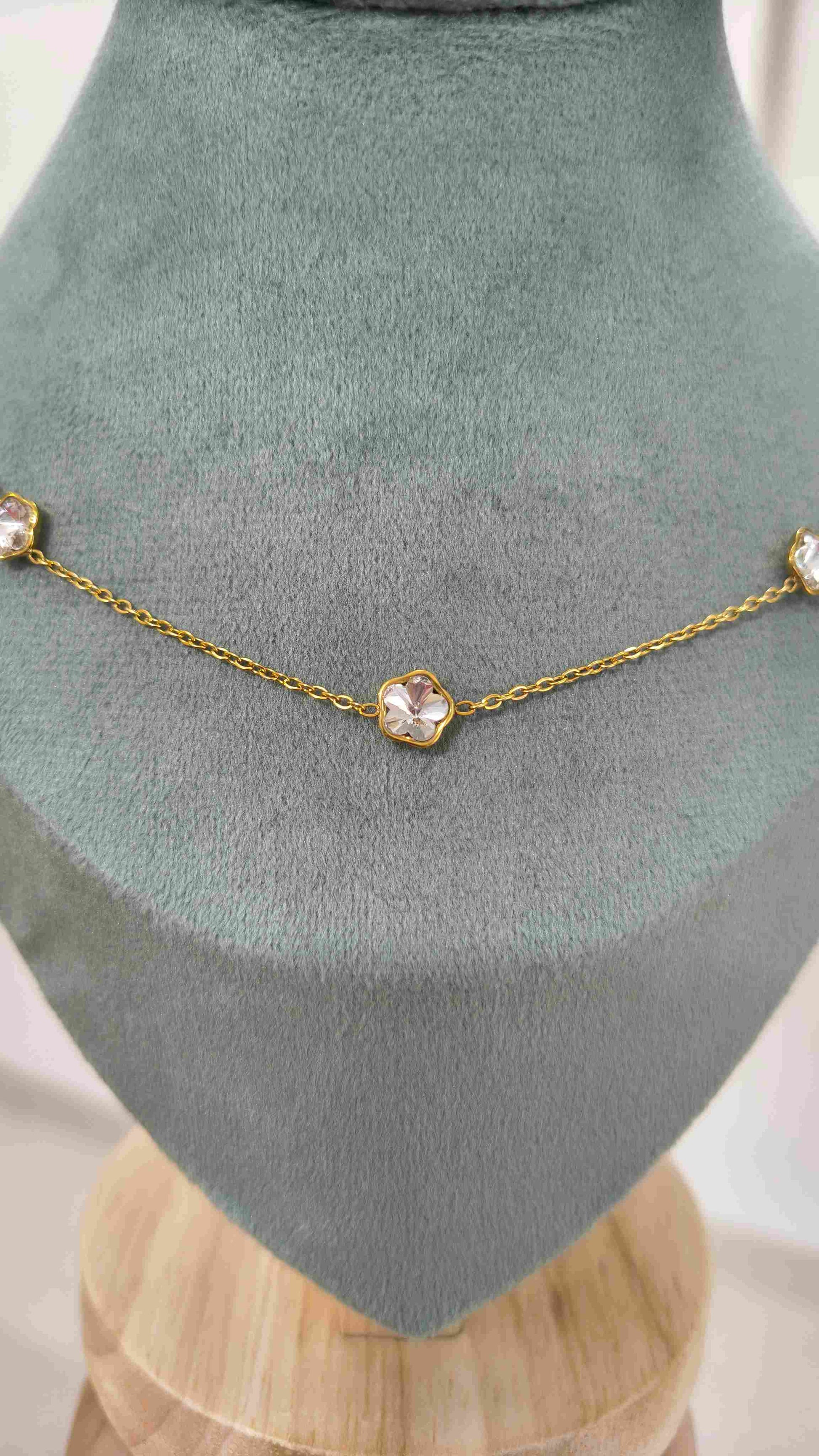 Antitarnish Floral Solitaire Necklace 18 Gold Plated