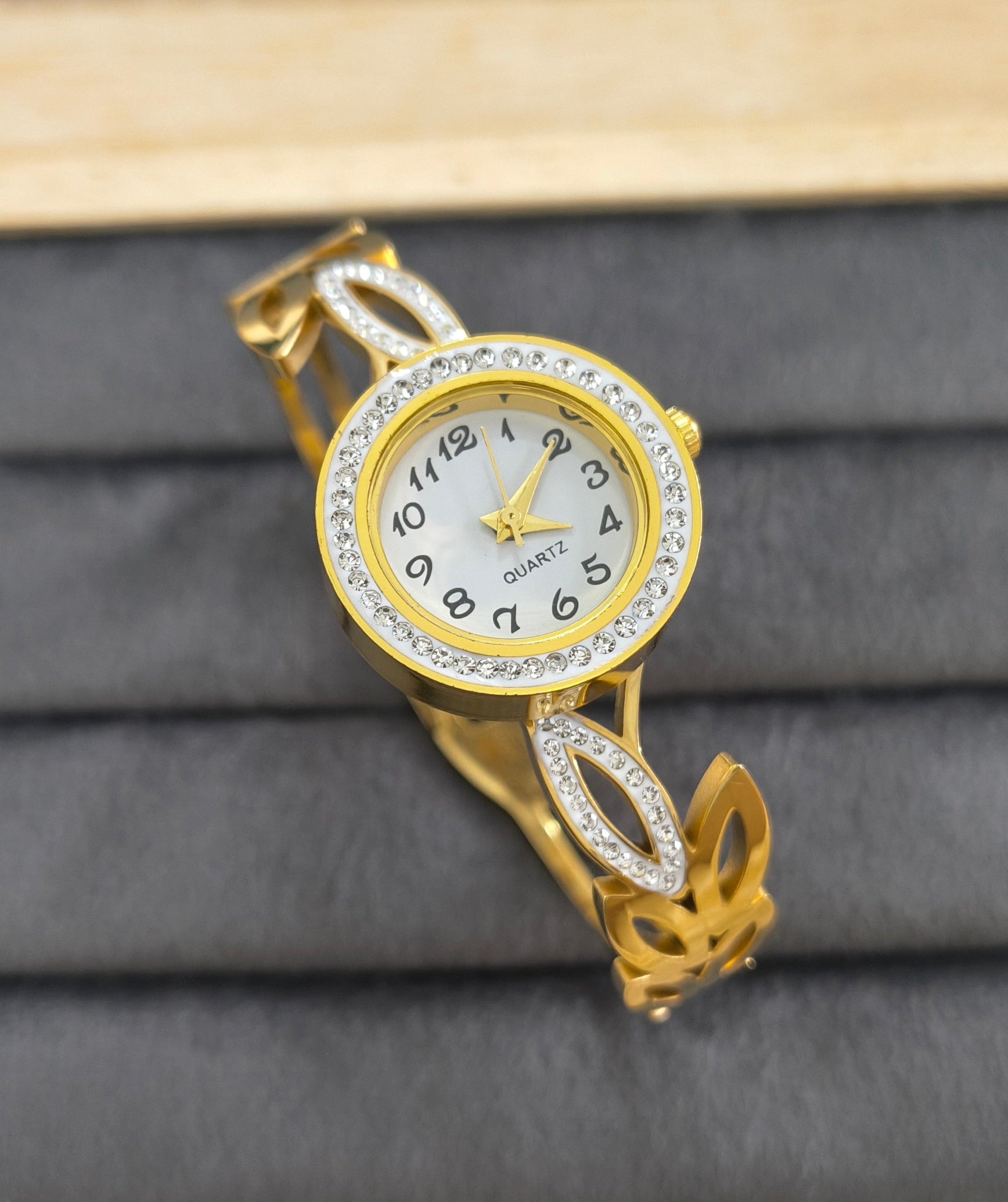 Antitarnish Leafy Design Bracelet Wrist Watch 18K Gold Plated
