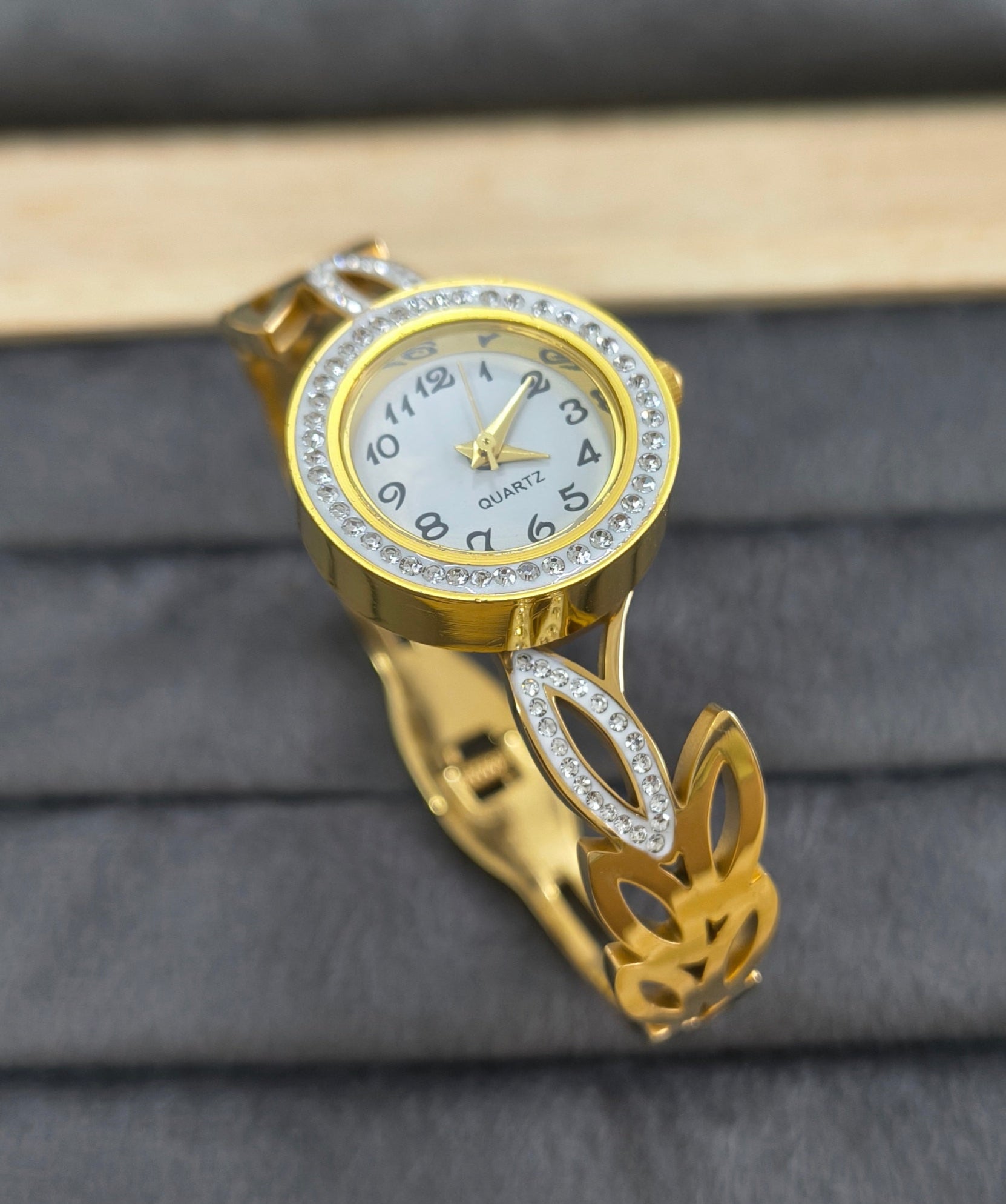 Antitarnish Leafy Design Bracelet Wrist Watch 18K Gold Plated