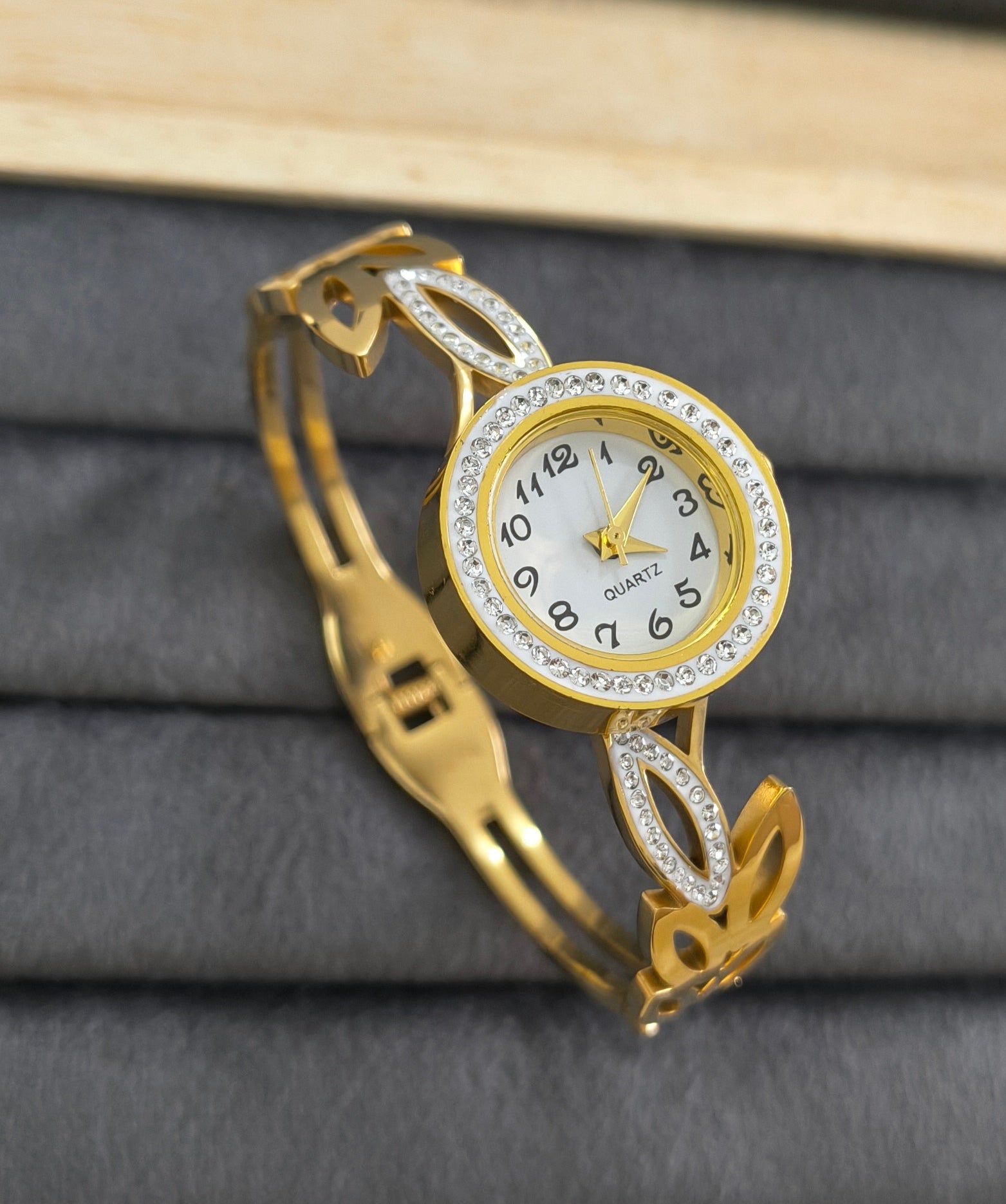 Antitarnish Leafy Design Bracelet Wrist Watch 18K Gold Plated