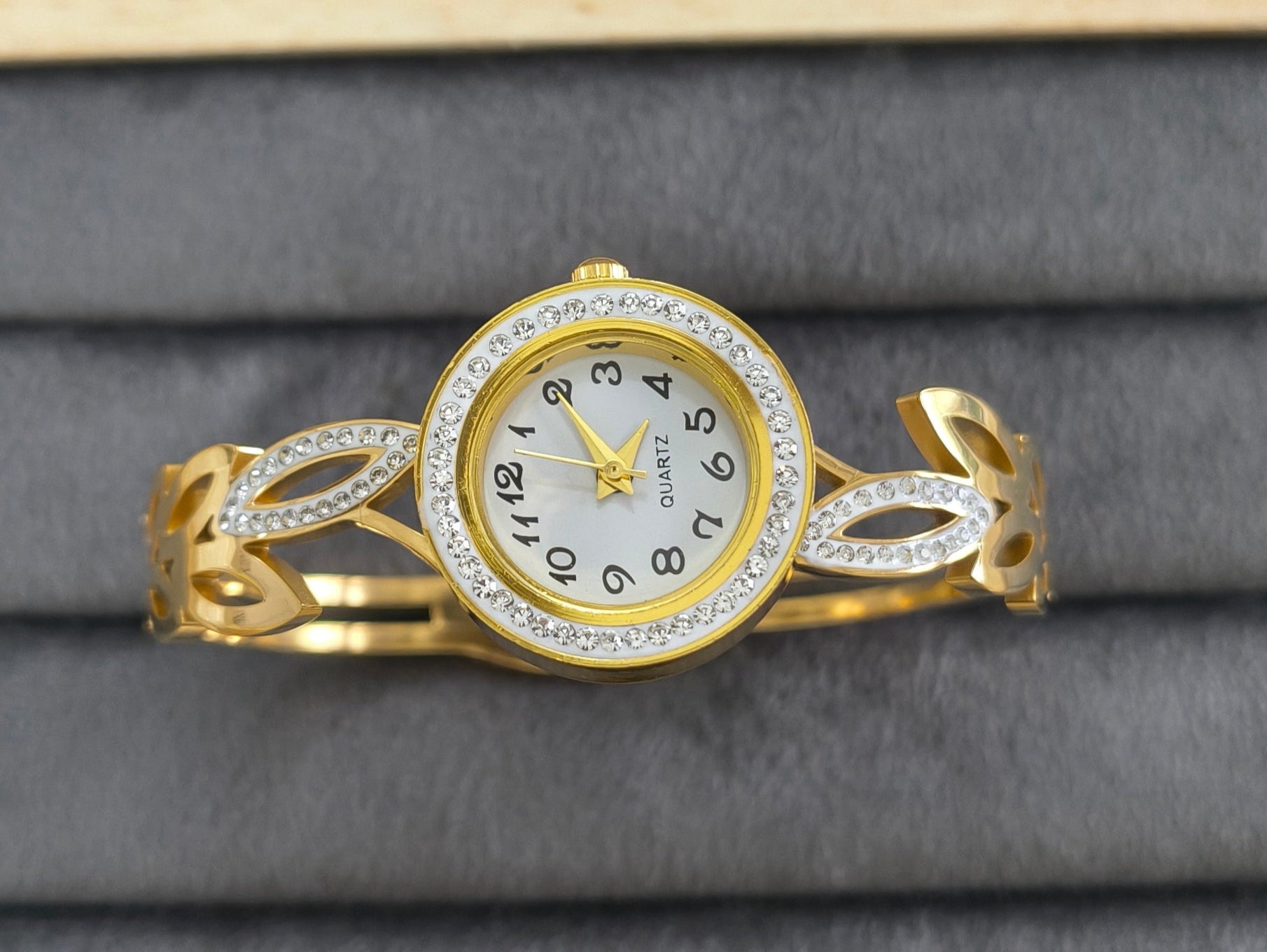 Antitarnish Leafy Design Bracelet Wrist Watch 18K Gold Plated
