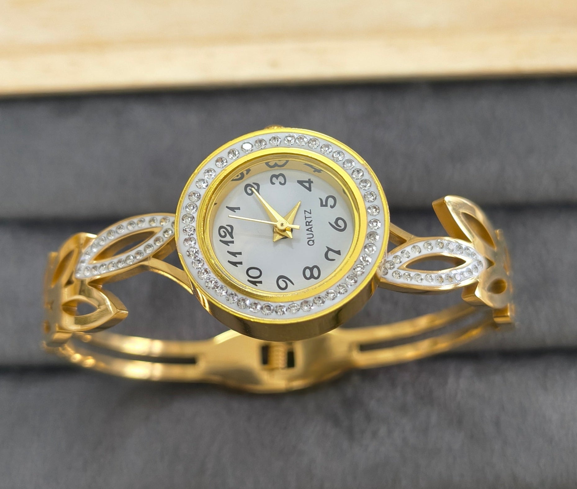 Antitarnish Leafy Design Bracelet Wrist Watch 18K Gold Plated