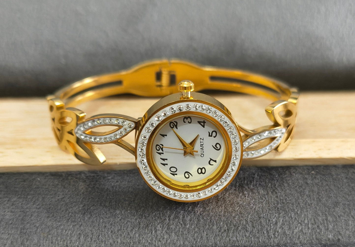 Antitarnish Leafy Design Bracelet Wrist Watch 18K Gold Plated