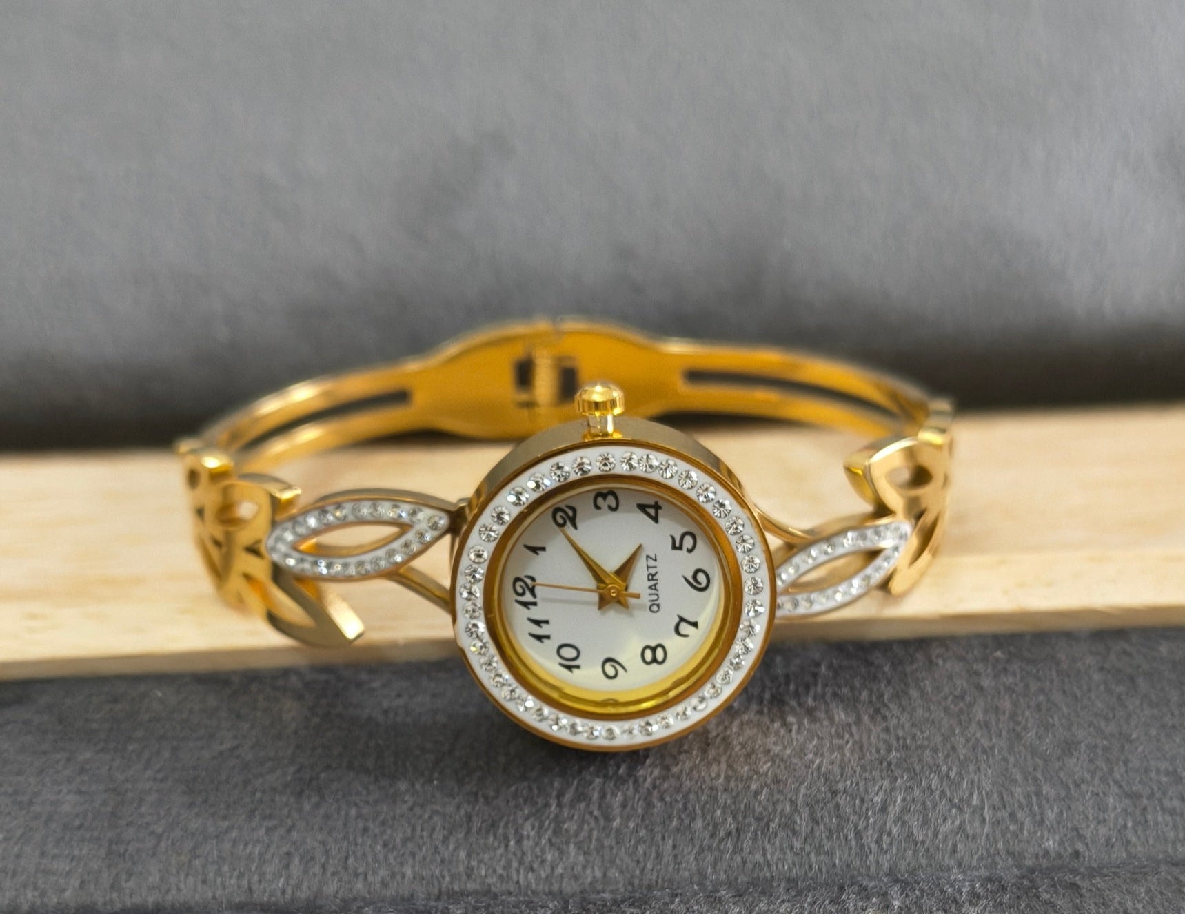 Antitarnish Leafy Design Bracelet Wrist Watch 18K Gold Plated