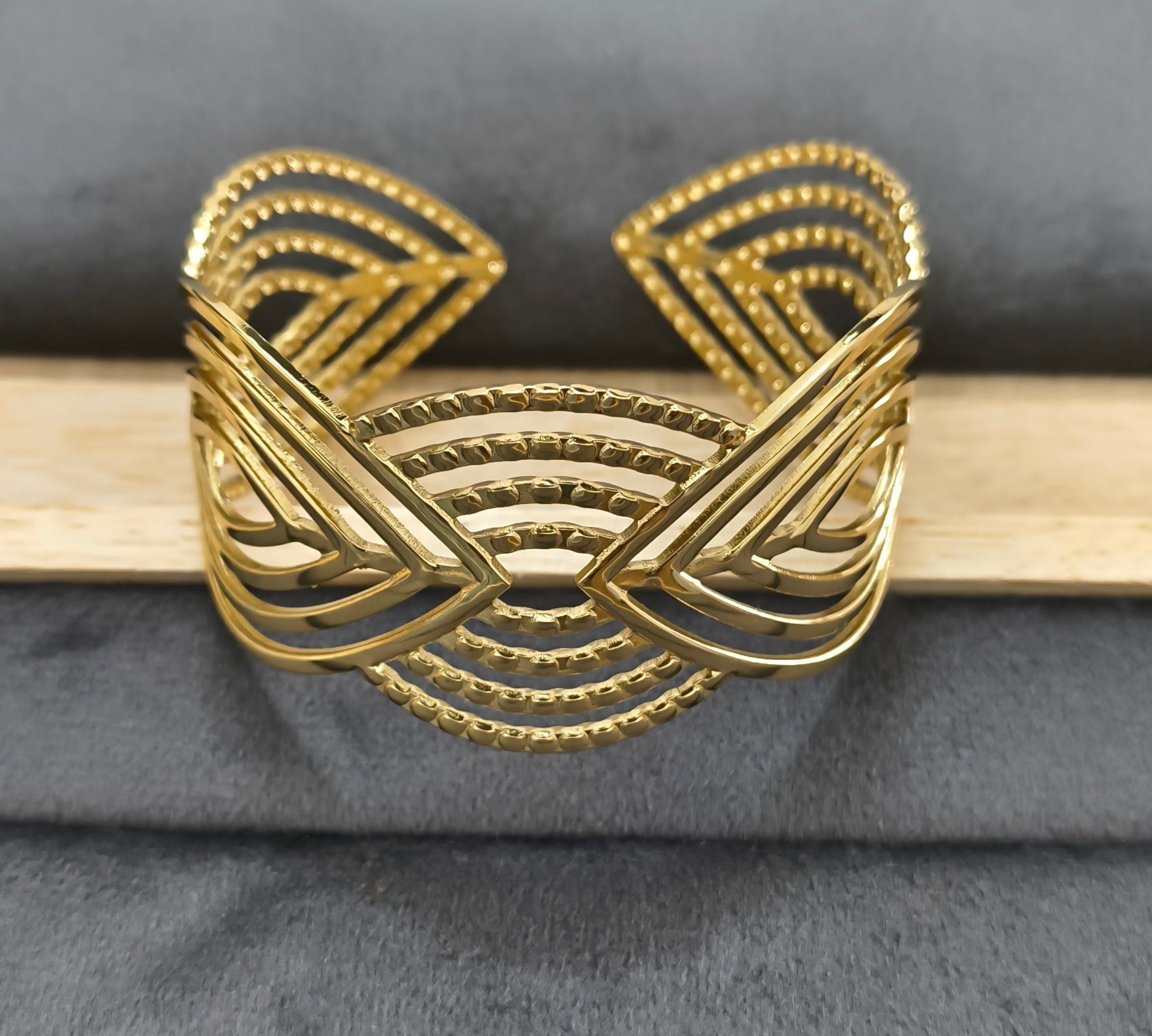 Antitarnish Leafy Design Open Cuff Bracelet 18K Gold Plated