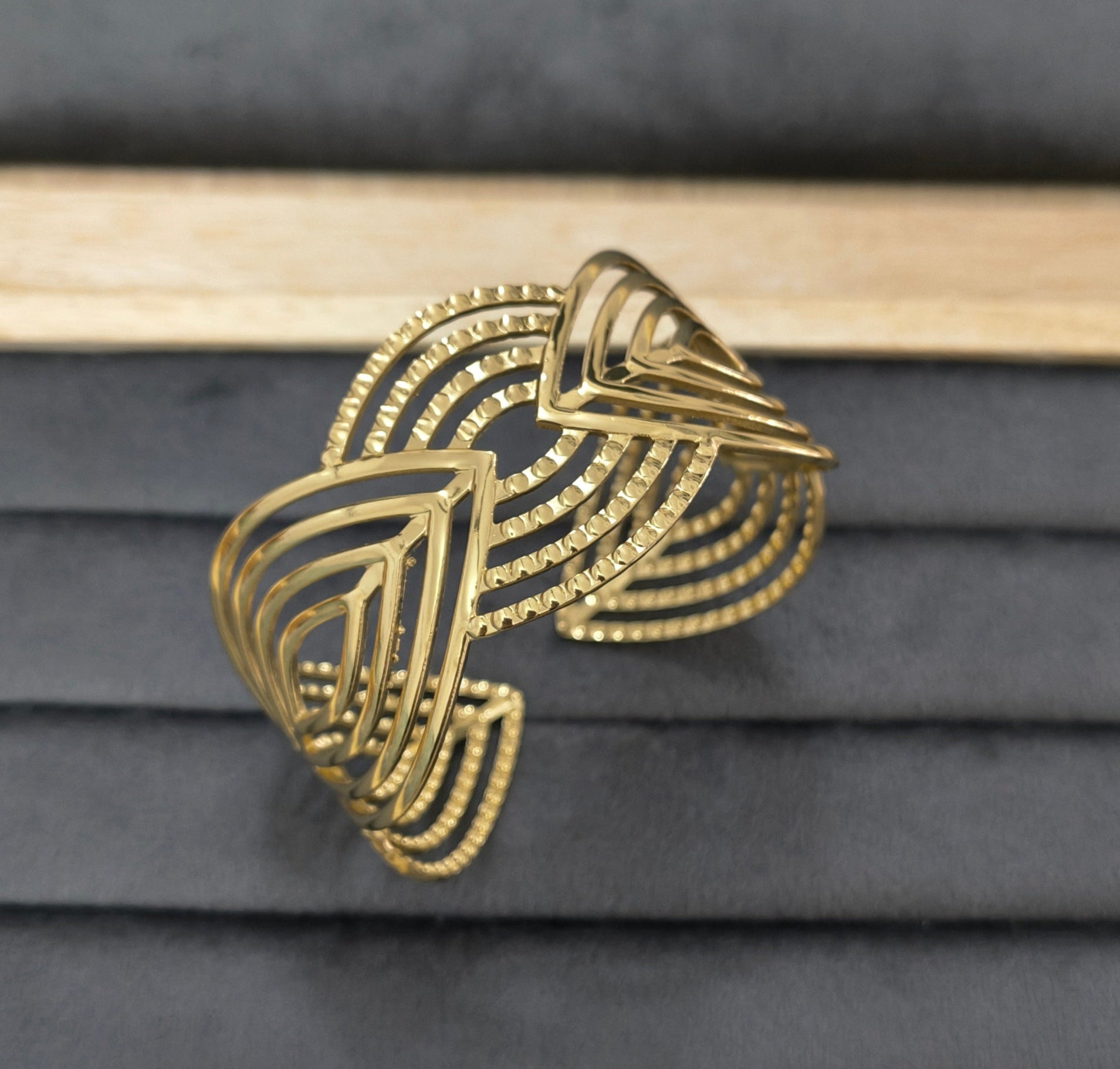 Antitarnish Leafy Design Open Cuff Bracelet 18K Gold Plated