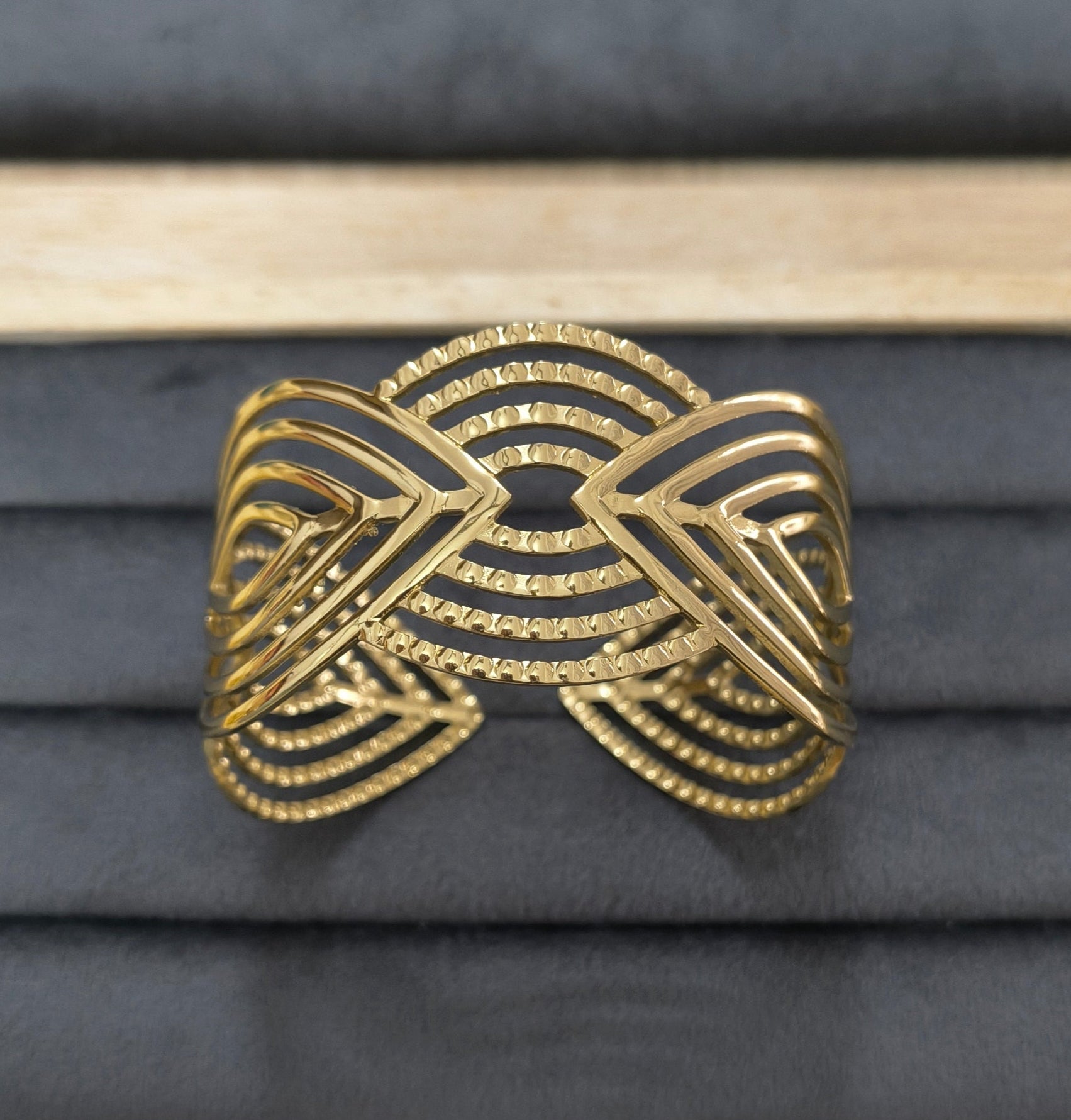 Antitarnish Leafy Design Open Cuff Bracelet 18K Gold Plated