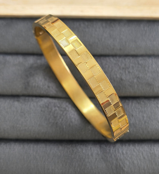 Antitarnish Men's Bracelet 18K Gold Plated Checks Pattern