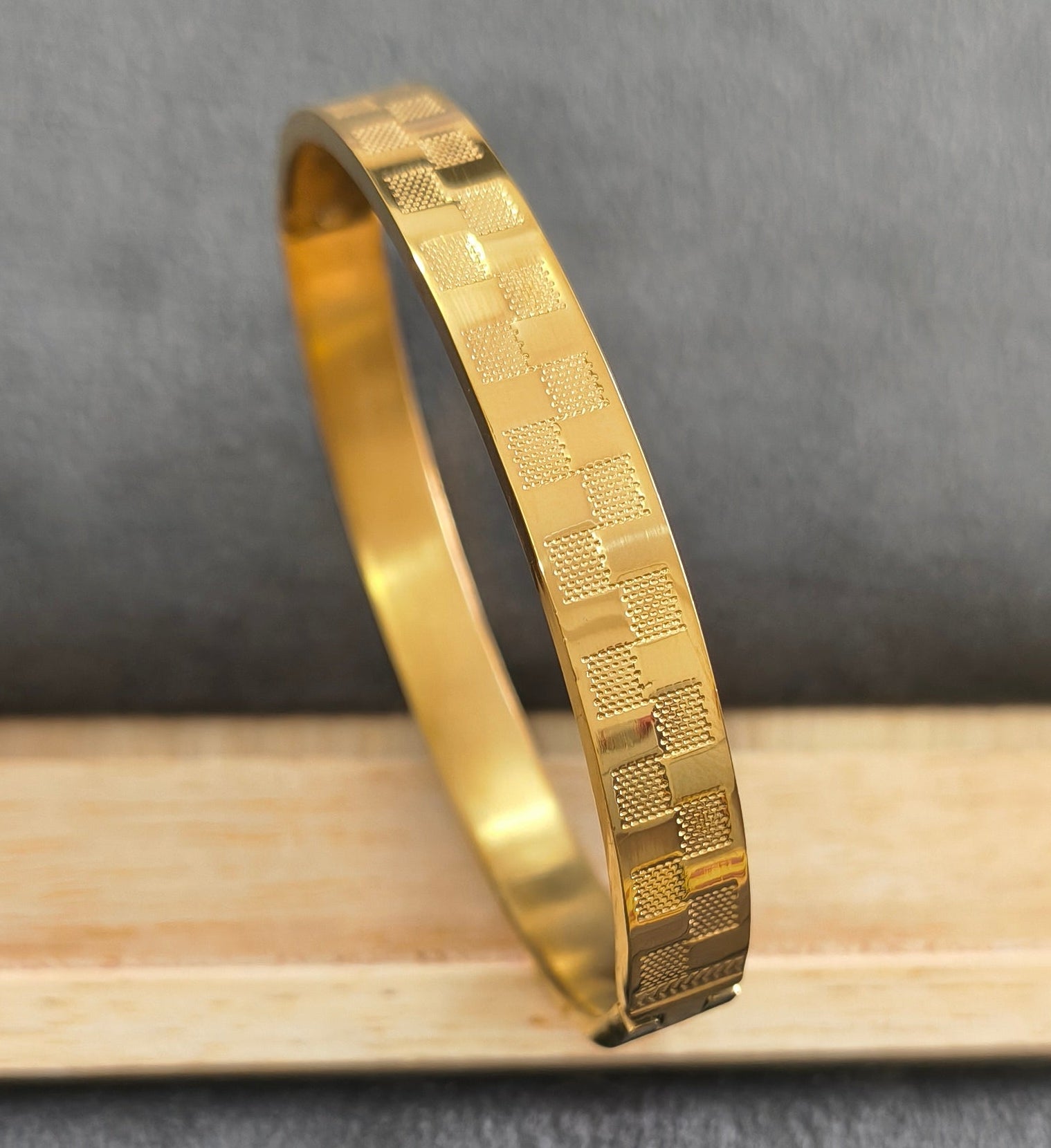 Antitarnish Men's Bracelet 18K Gold Plated Checks Pattern