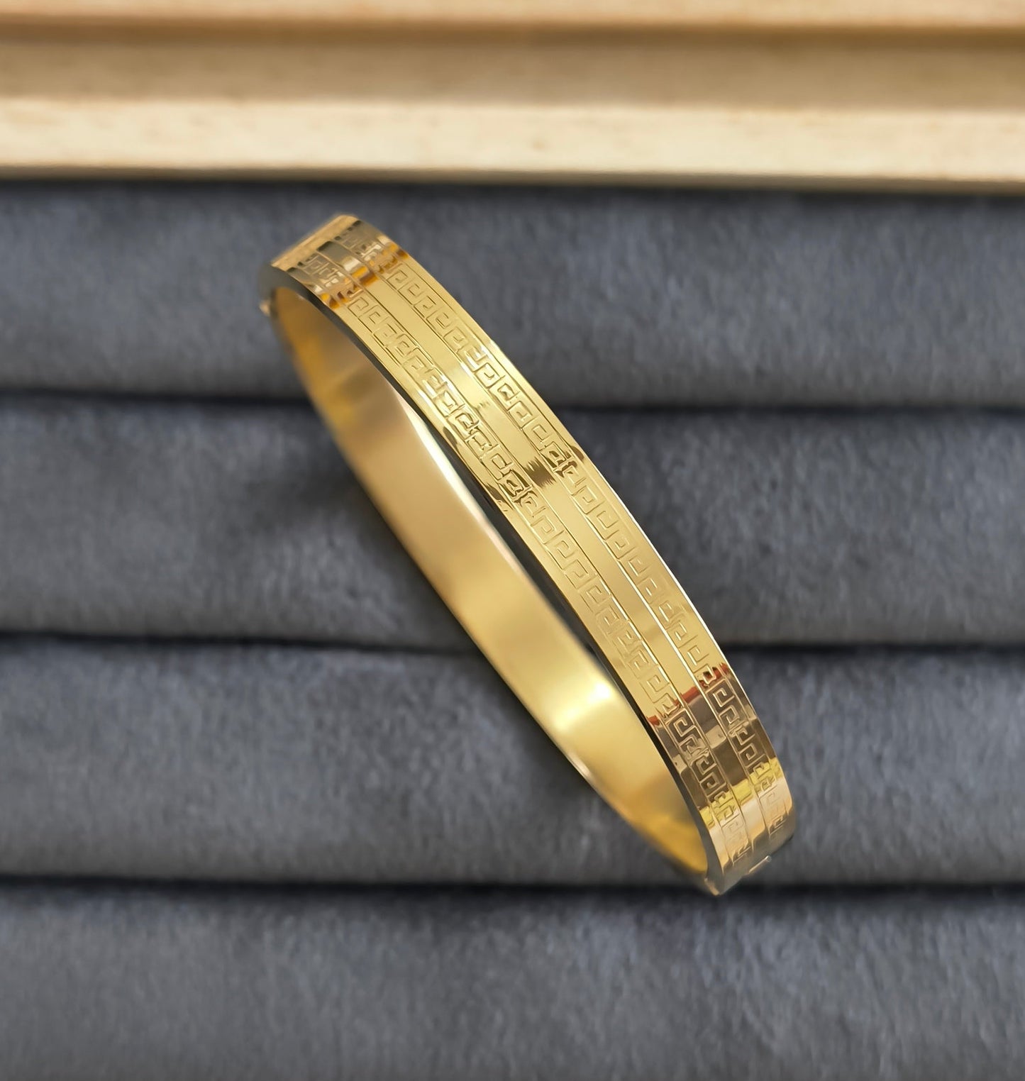Antitarnish Men's Bracelet 18K Gold Plated Linear Pattern