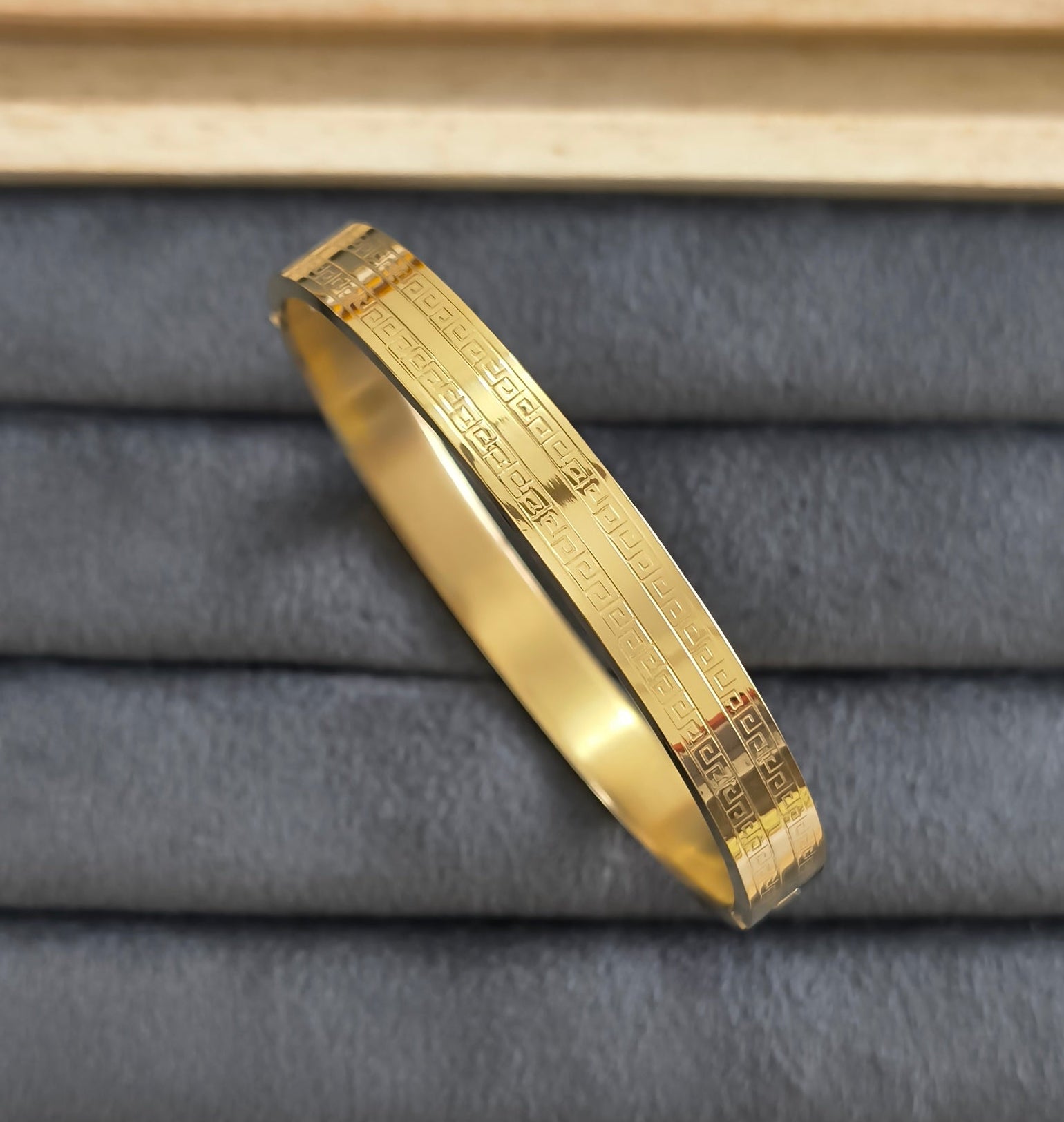 Antitarnish Men's Bracelet 18K Gold Plated Linear Pattern
