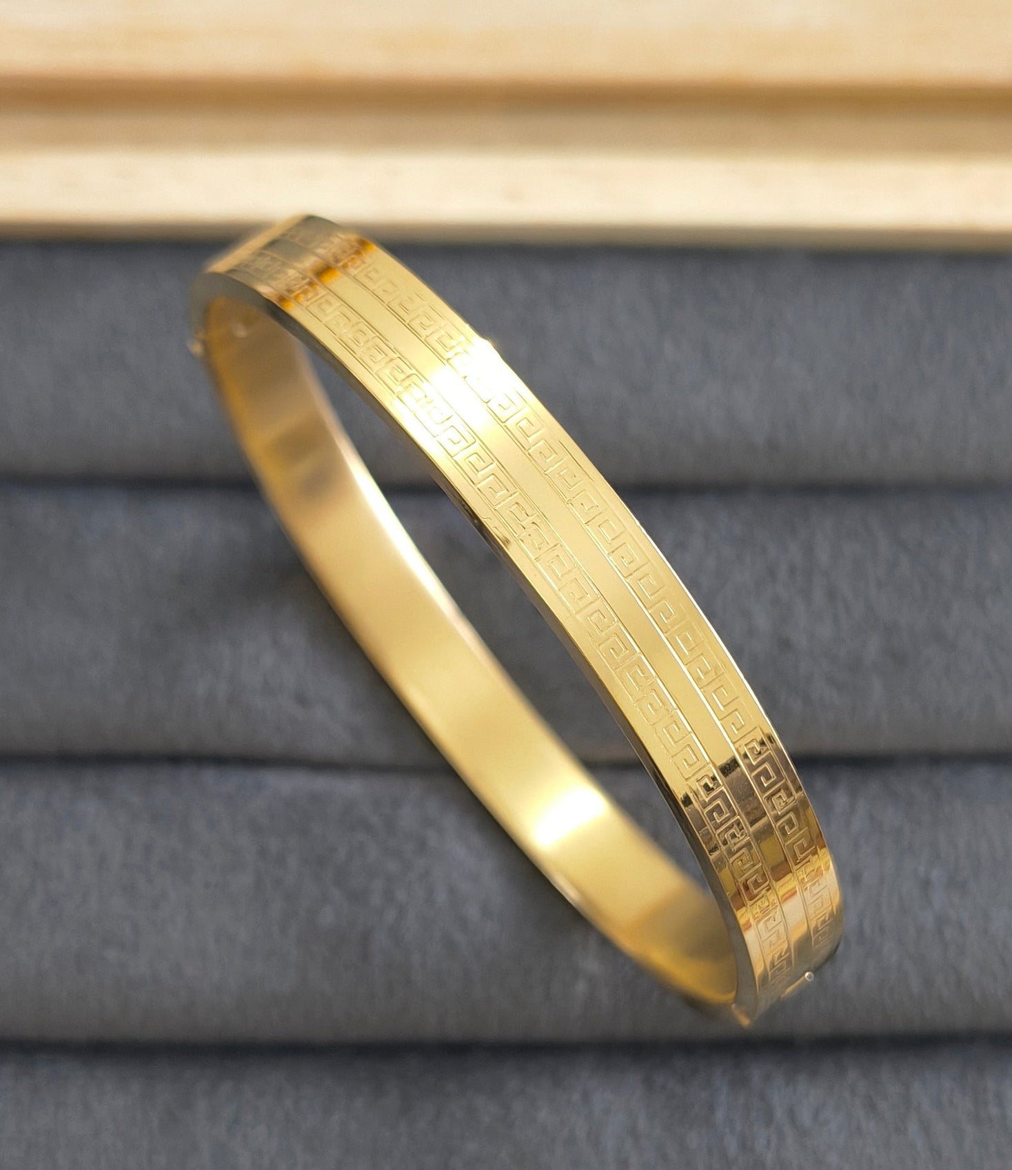 Antitarnish Men's Bracelet 18K Gold Plated Linear Pattern