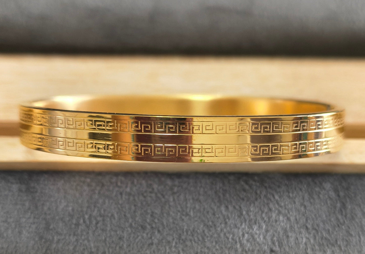 Antitarnish Men's Bracelet 18K Gold Plated Linear Pattern