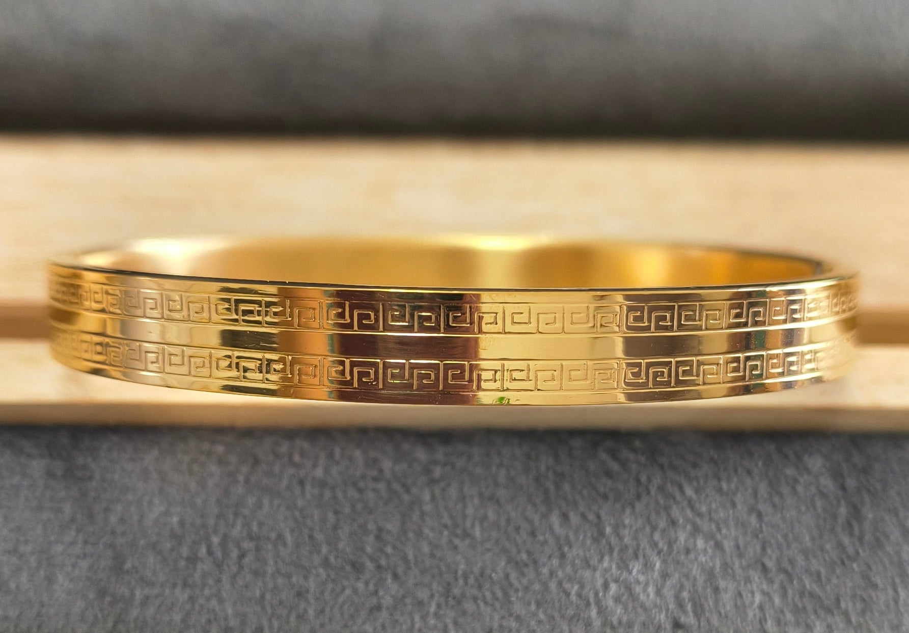 Antitarnish Men's Bracelet 18K Gold Plated Linear Pattern