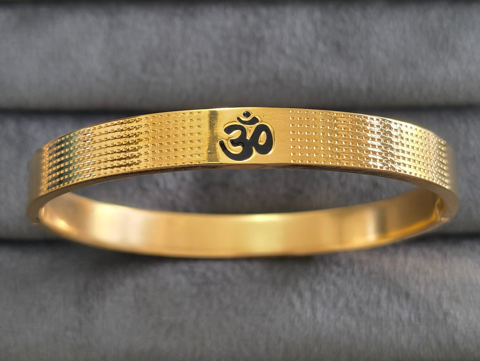 Antitarnish Men's Bracelet 18K Gold Plated Om Kada