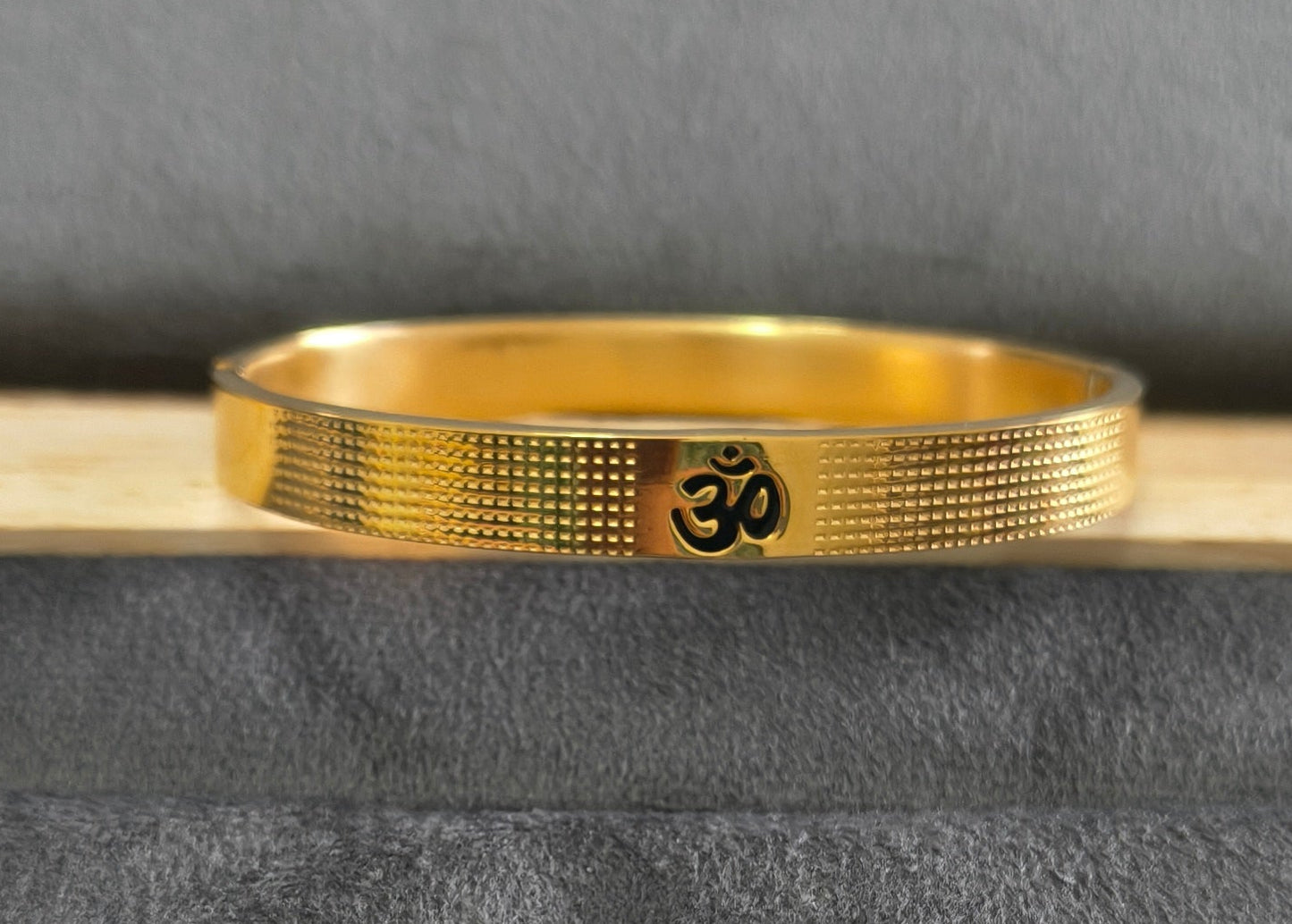 Antitarnish Men's Bracelet 18K Gold Plated Om Kada