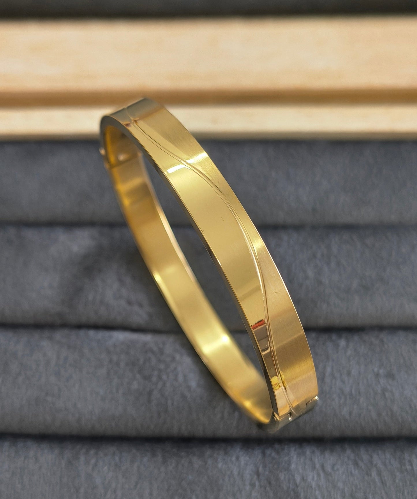 Antitarnish Men's Bracelet 18K Gold Plated Wavy Pattern