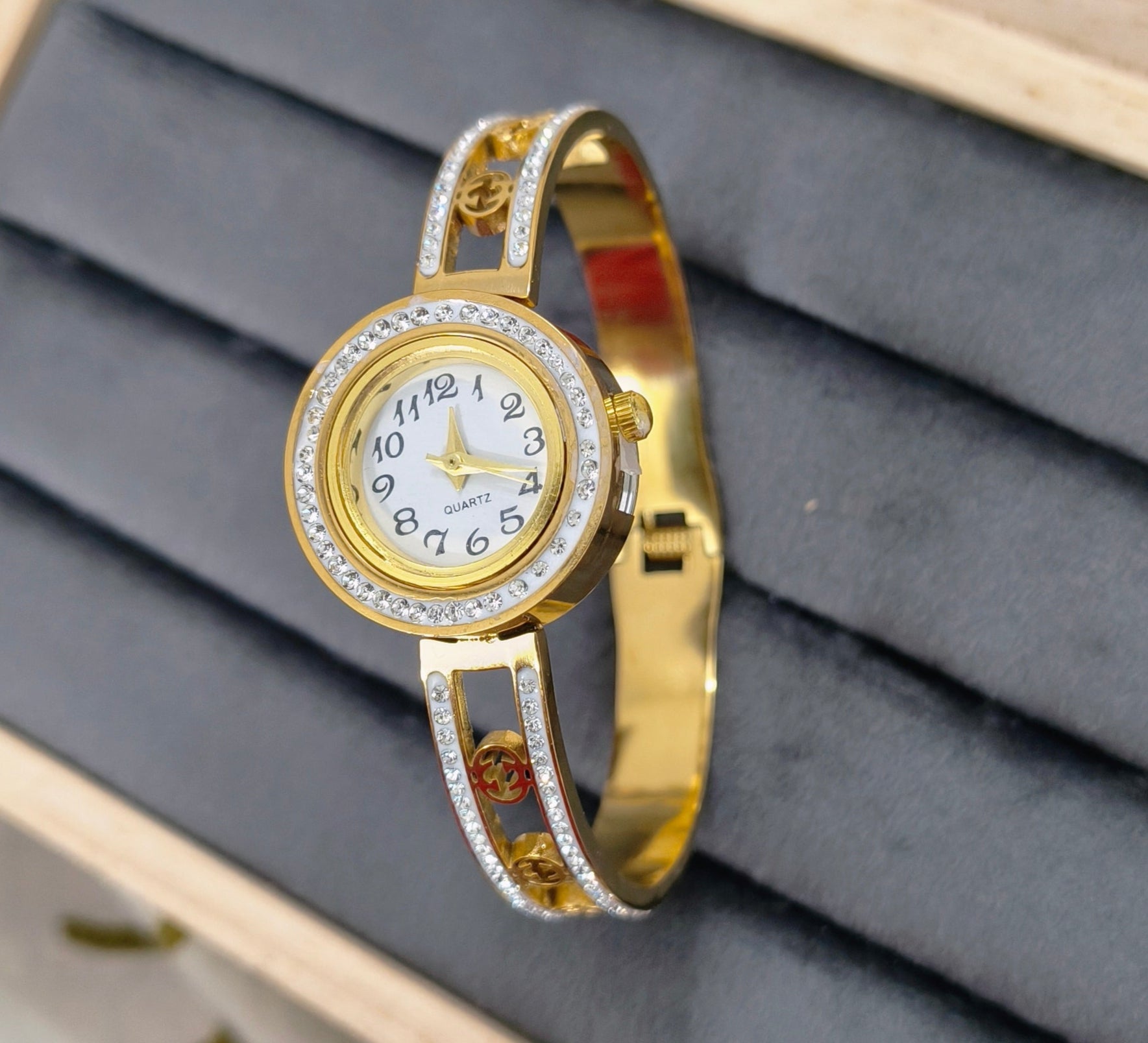 Antitarnish Premium Stylish Openable Bracelet Watch 18K Gold Plated