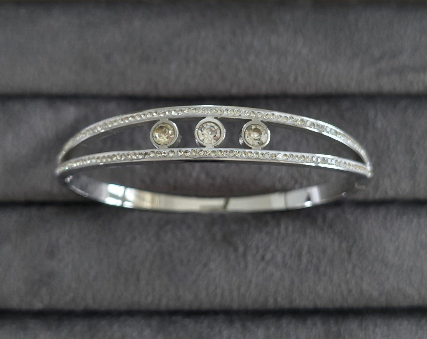 Antitarnish Shiny Stone Studded Bracelet Silver Plated
