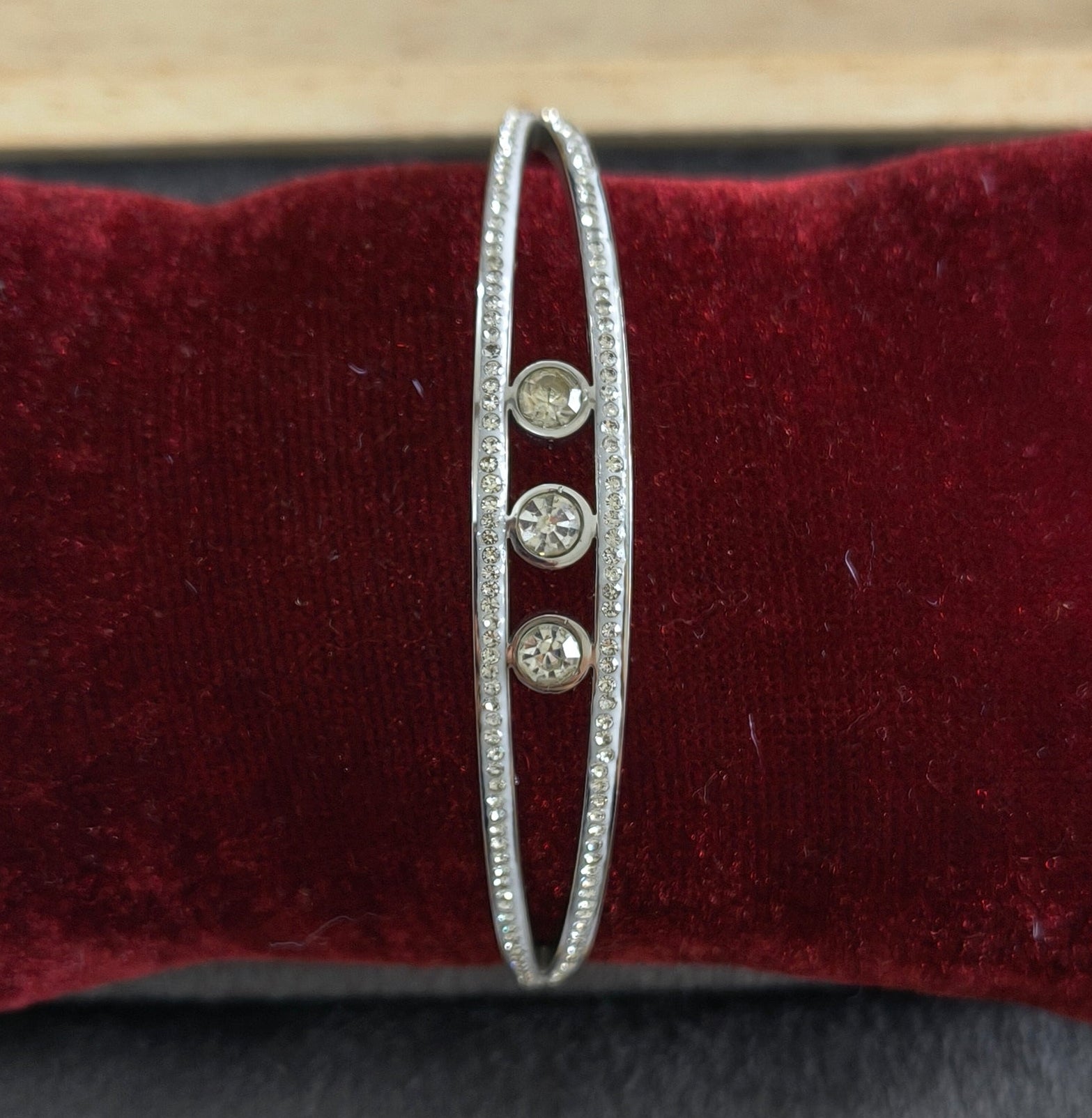 Antitarnish Shiny Stone Studded Bracelet Silver Plated