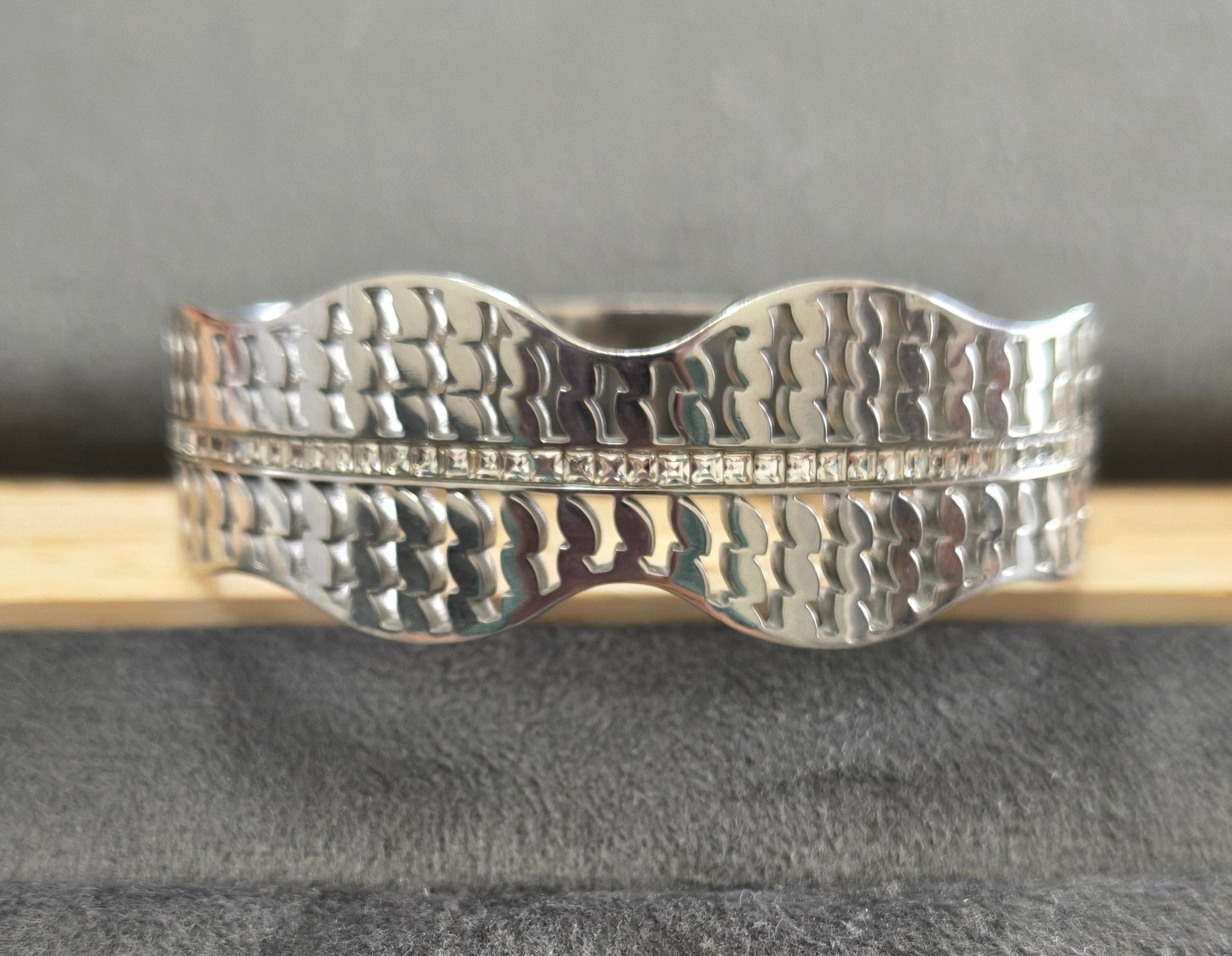 Antitarnish Shiny Waves Wide Bracelet Silver Plated