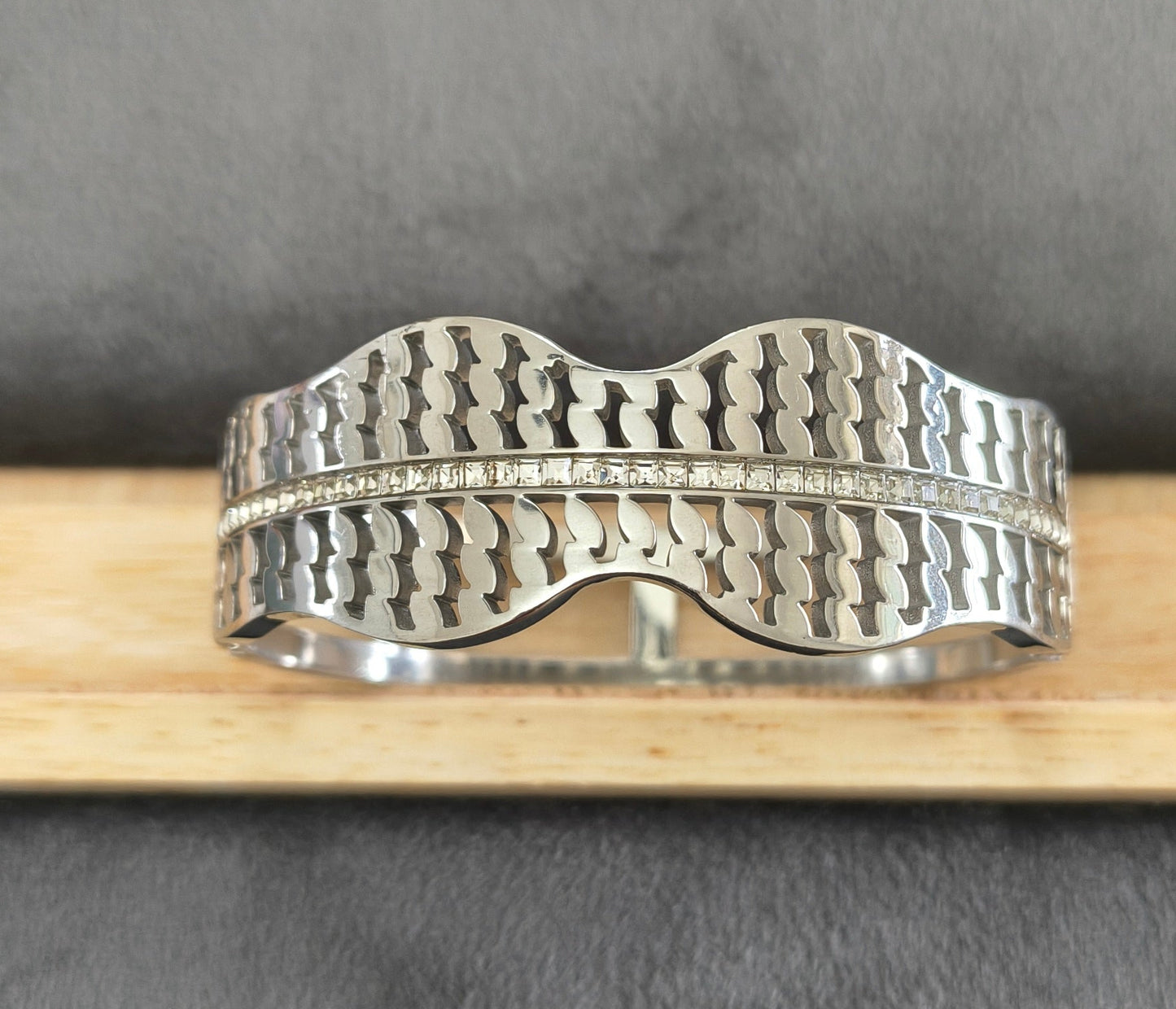 Antitarnish Shiny Waves Wide Bracelet Silver Plated