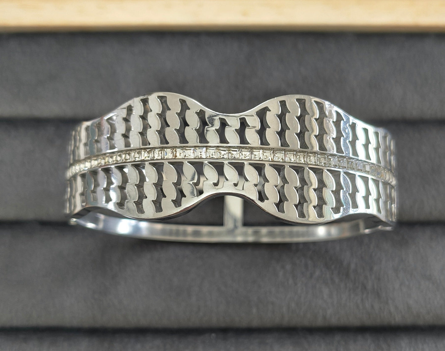 Antitarnish Shiny Waves Wide Bracelet Silver Plated