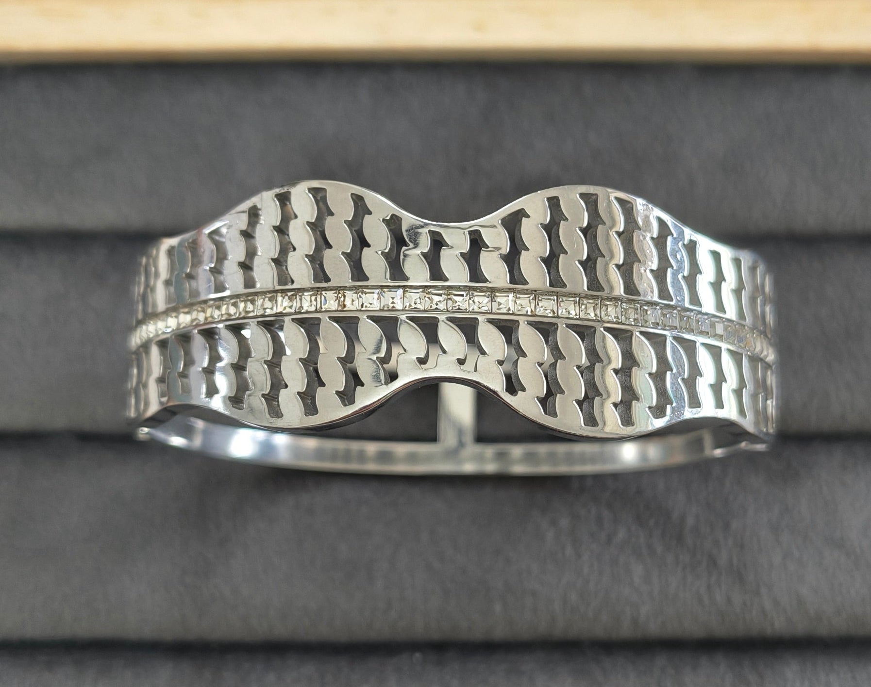 Antitarnish Shiny Waves Wide Bracelet Silver Plated