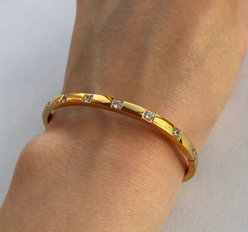 Antitarnish Sparkling Stone Studded Bracelet 18K Gold Plated