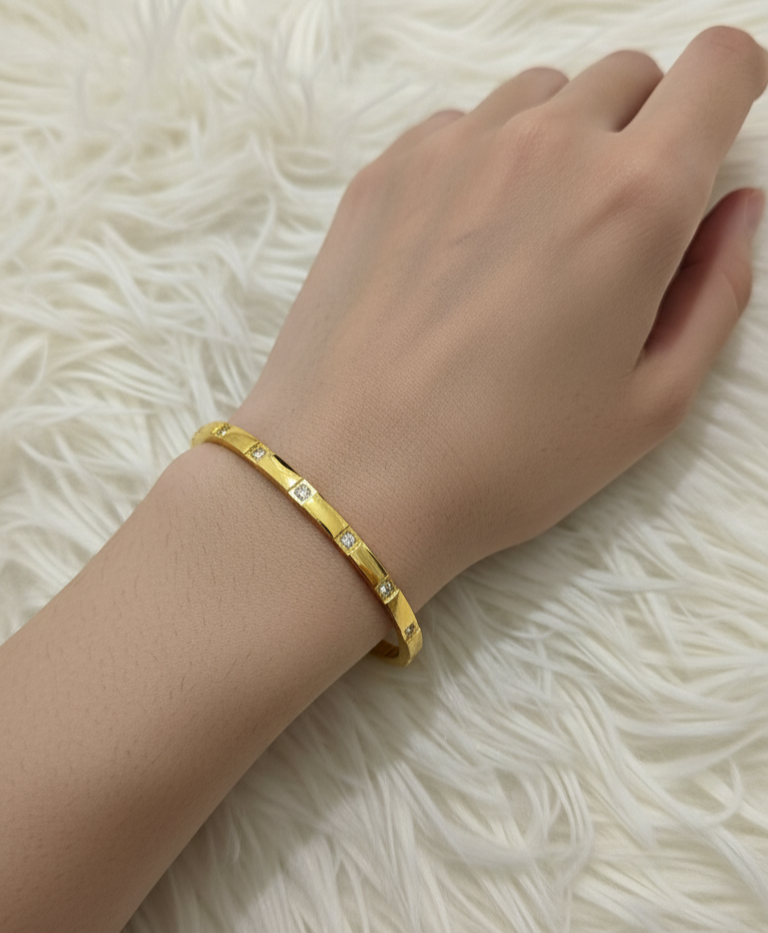Antitarnish Sparkling Stone Studded Bracelet 18K Gold Plated