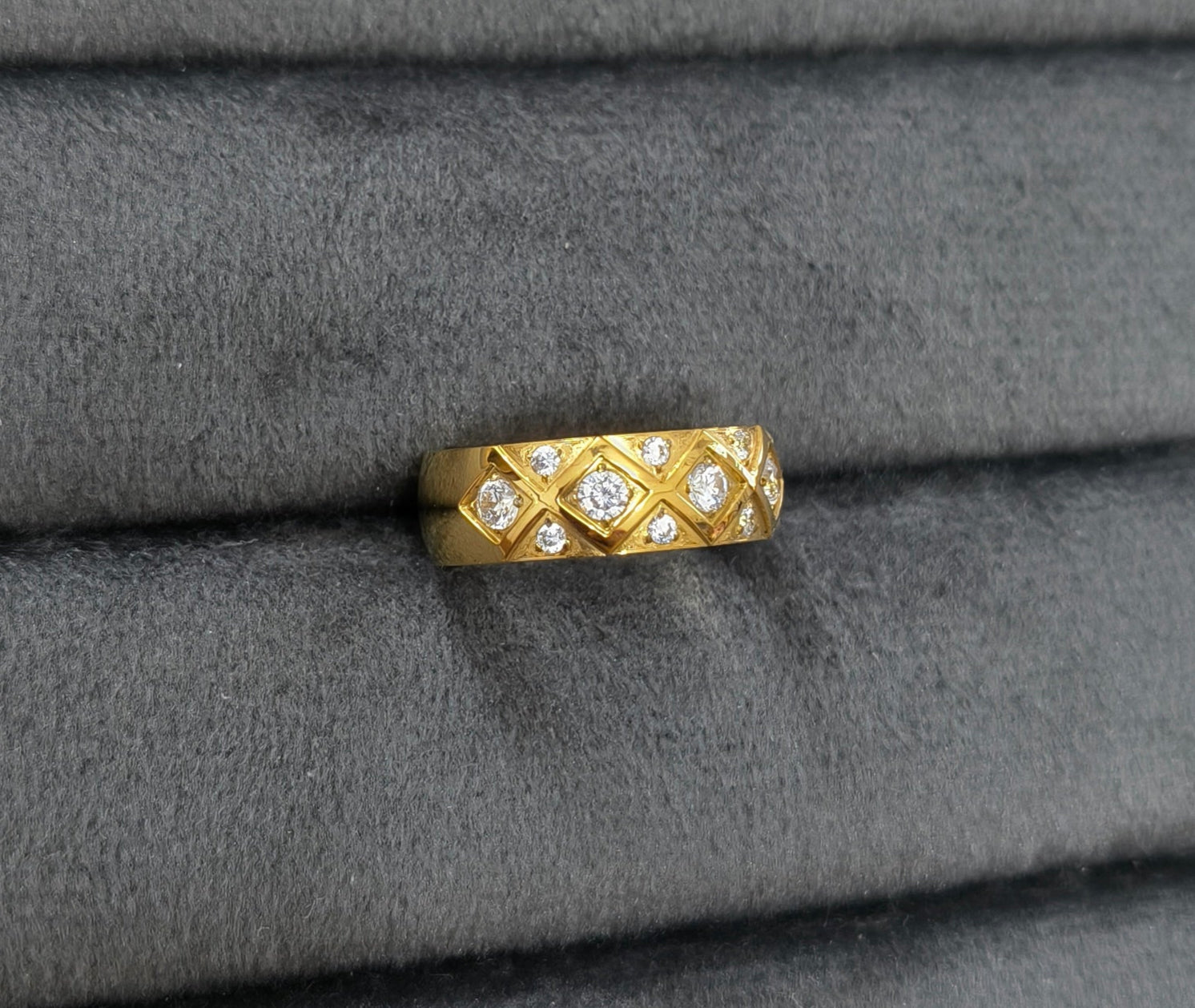 Antitarnish Stone Studded Coco Crush Quilted Unisex Ring