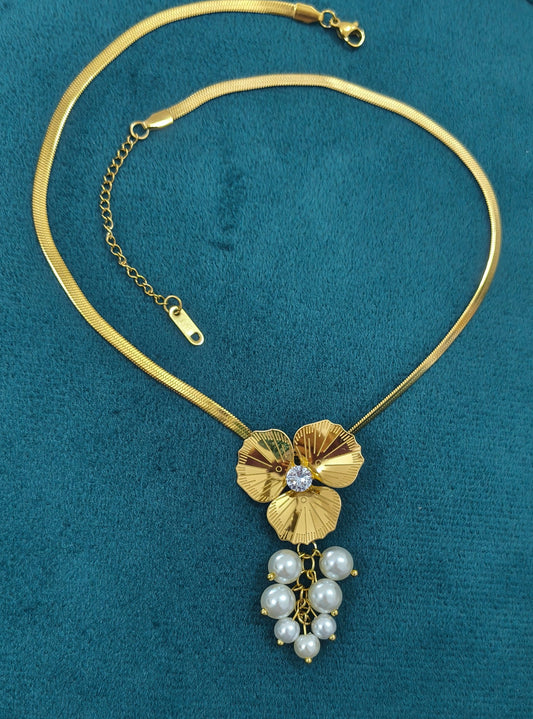 Antitarnish Stylish Pearl Bloom Pendant Snake Chain Necklace