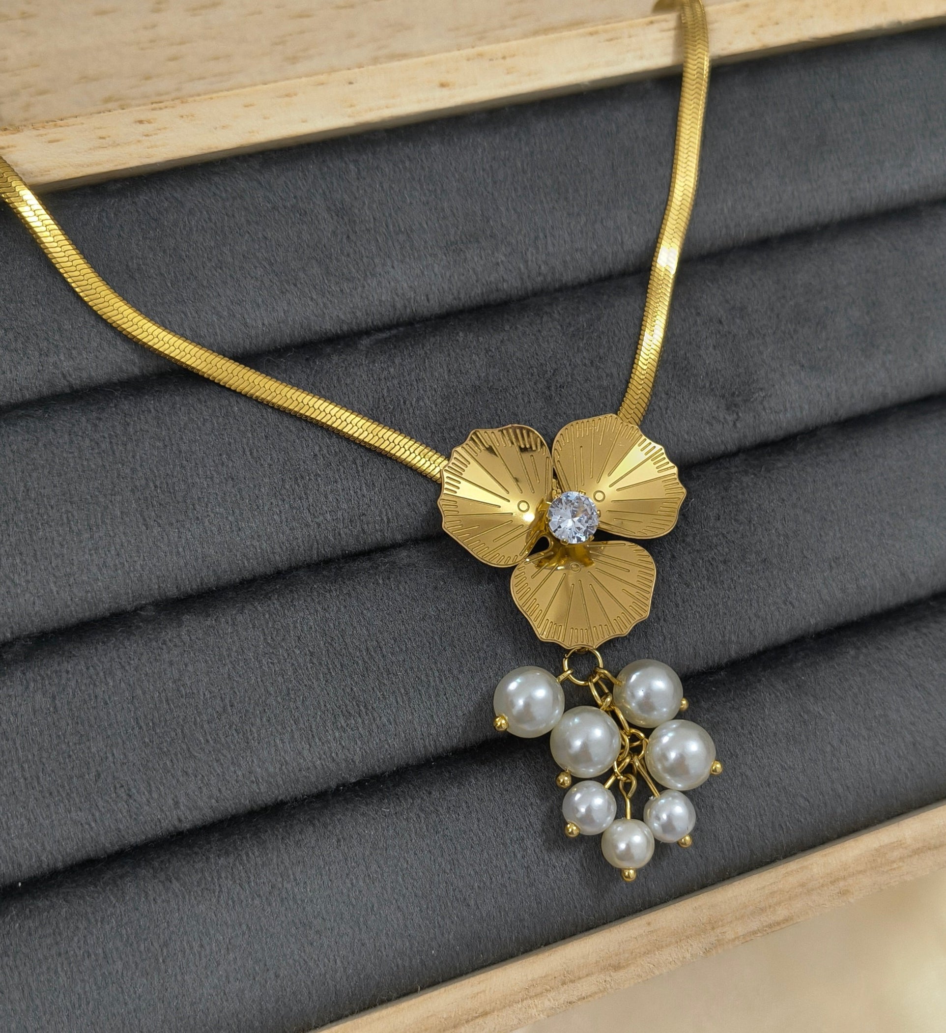 Antitarnish Stylish Pearl Bloom Pendant Snake Chain Necklace