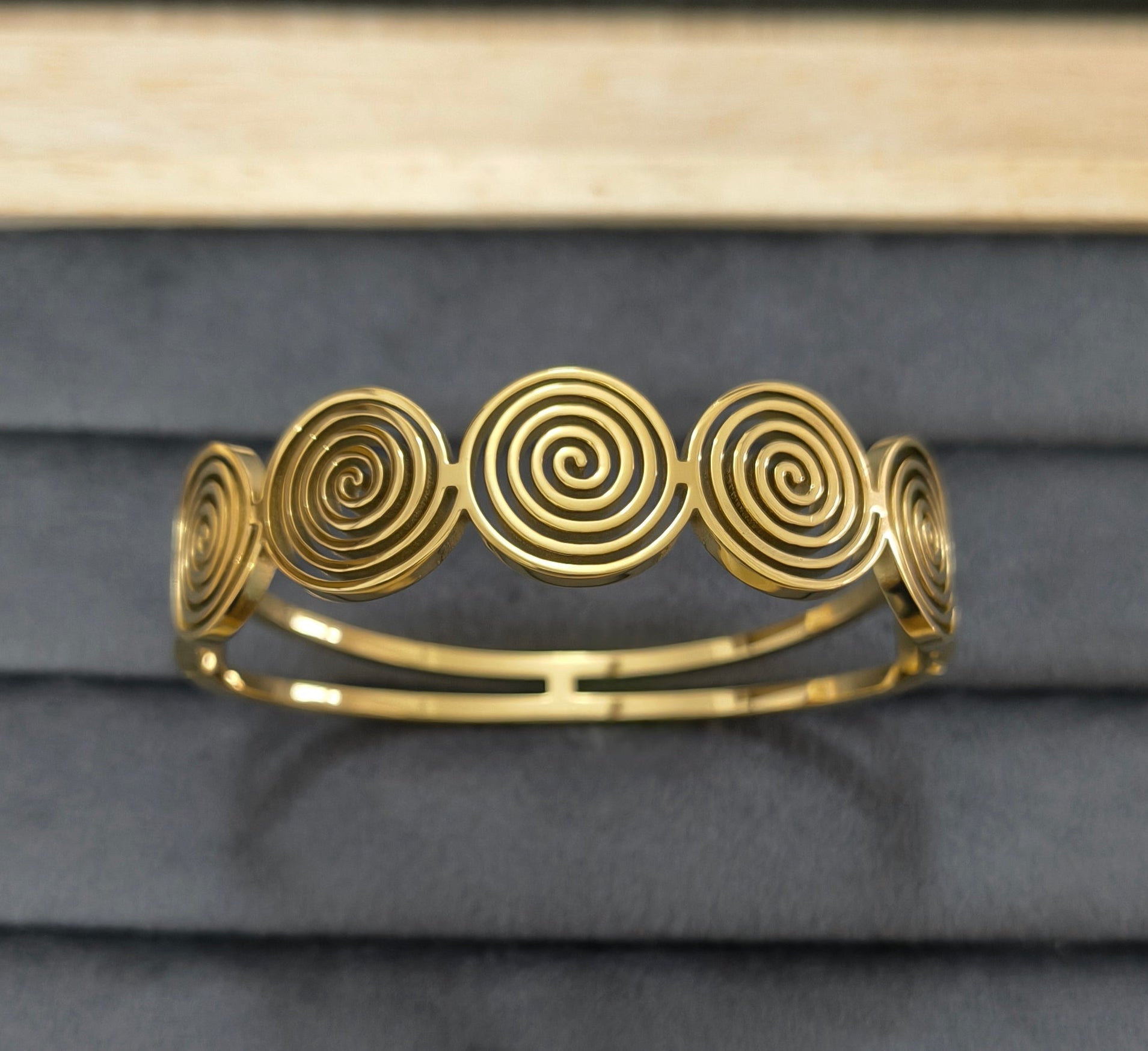 Antitarnish Swirly Coils Bracelet 18K Gold Plated