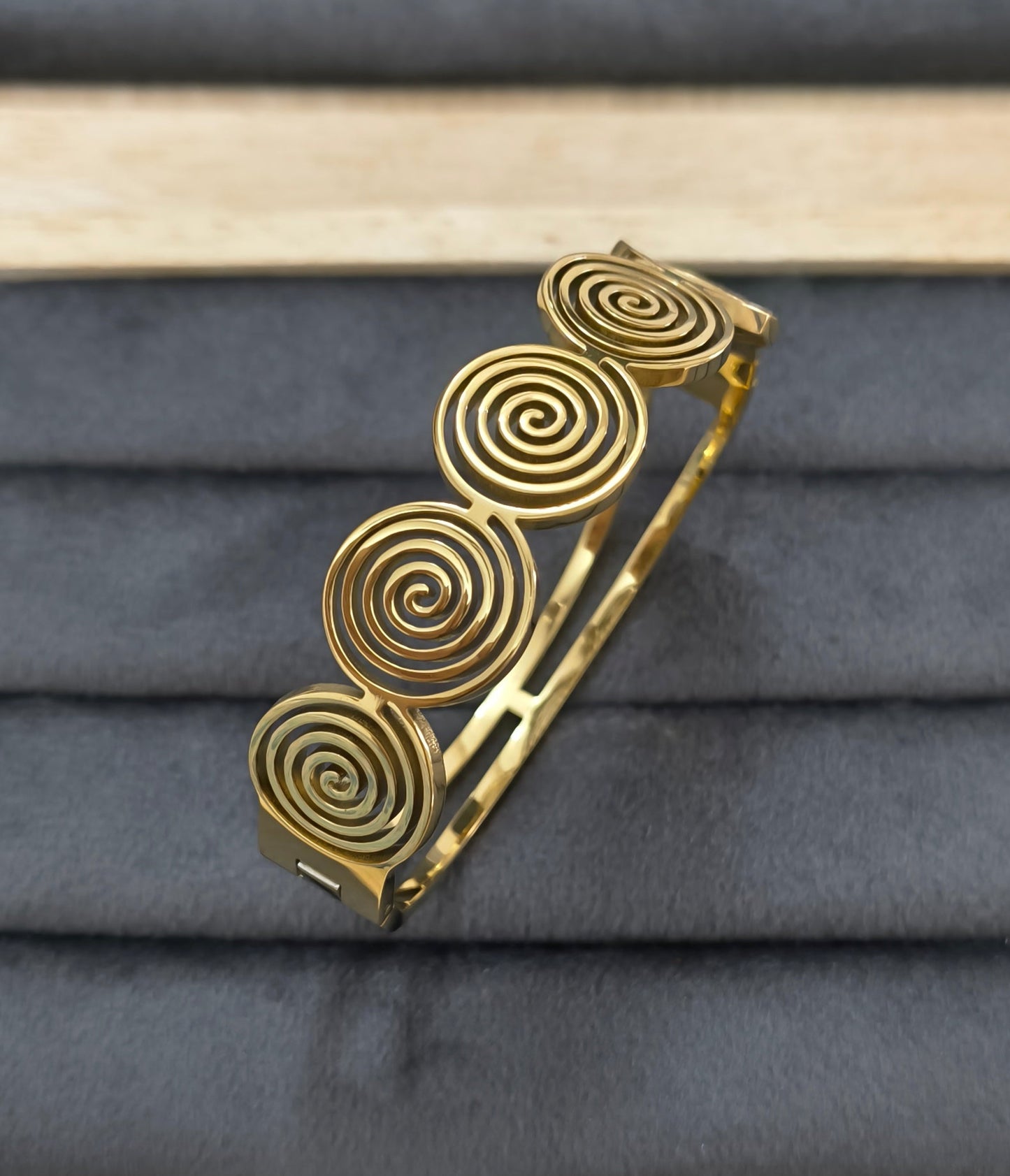 Antitarnish Swirly Coils Bracelet 18K Gold Plated