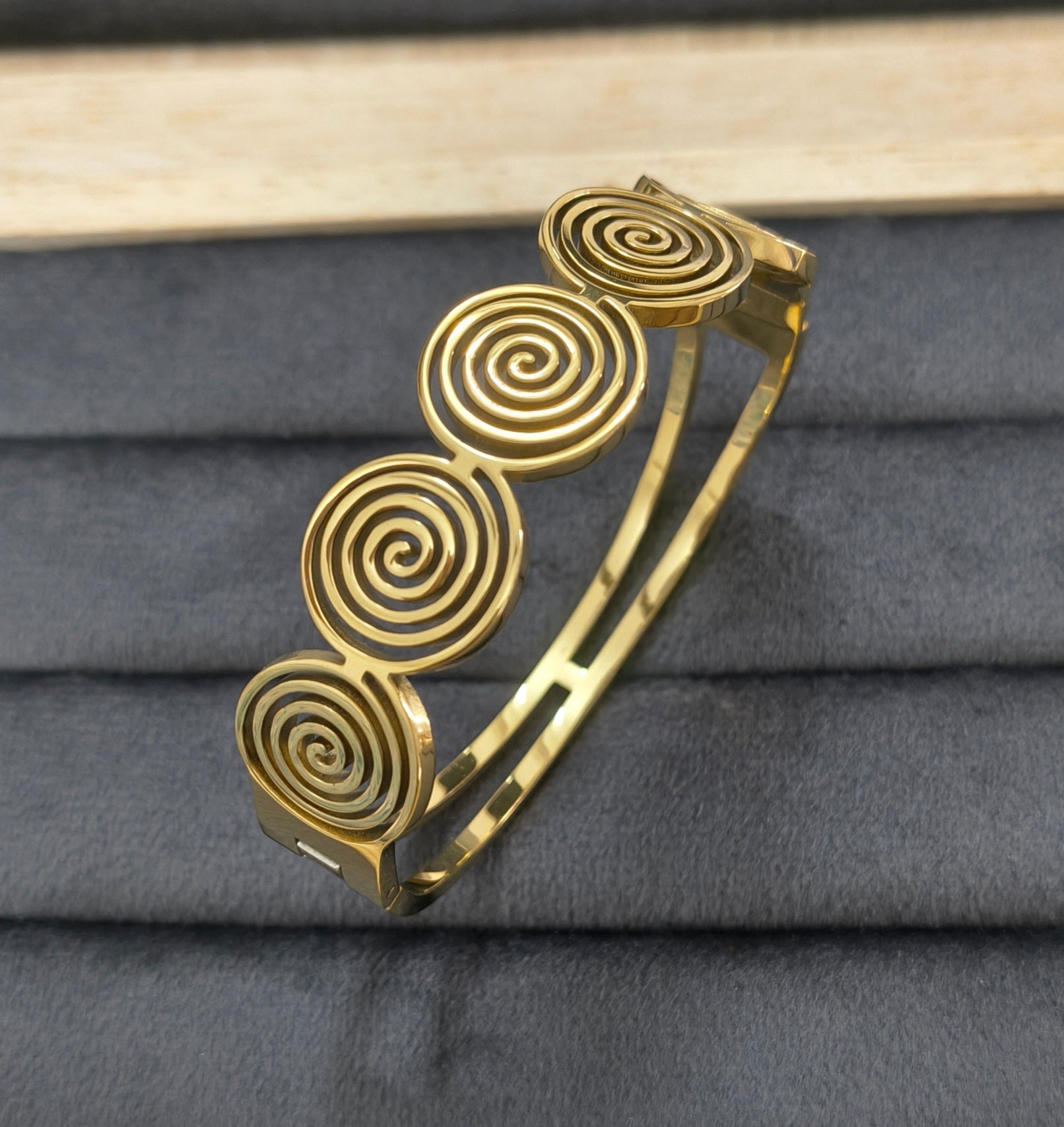 Antitarnish Swirly Coils Bracelet 18K Gold Plated