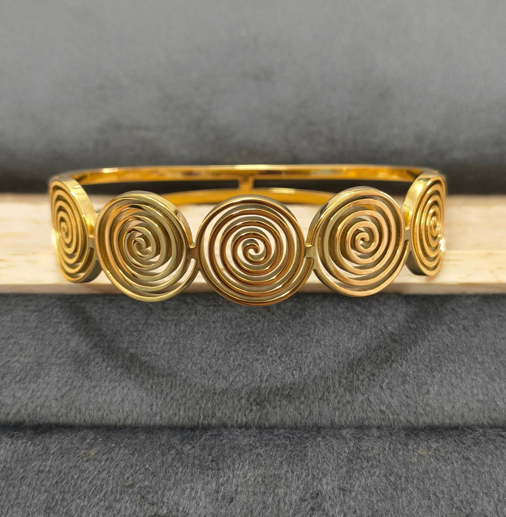 Antitarnish Swirly Coils Bracelet 18K Gold Plated